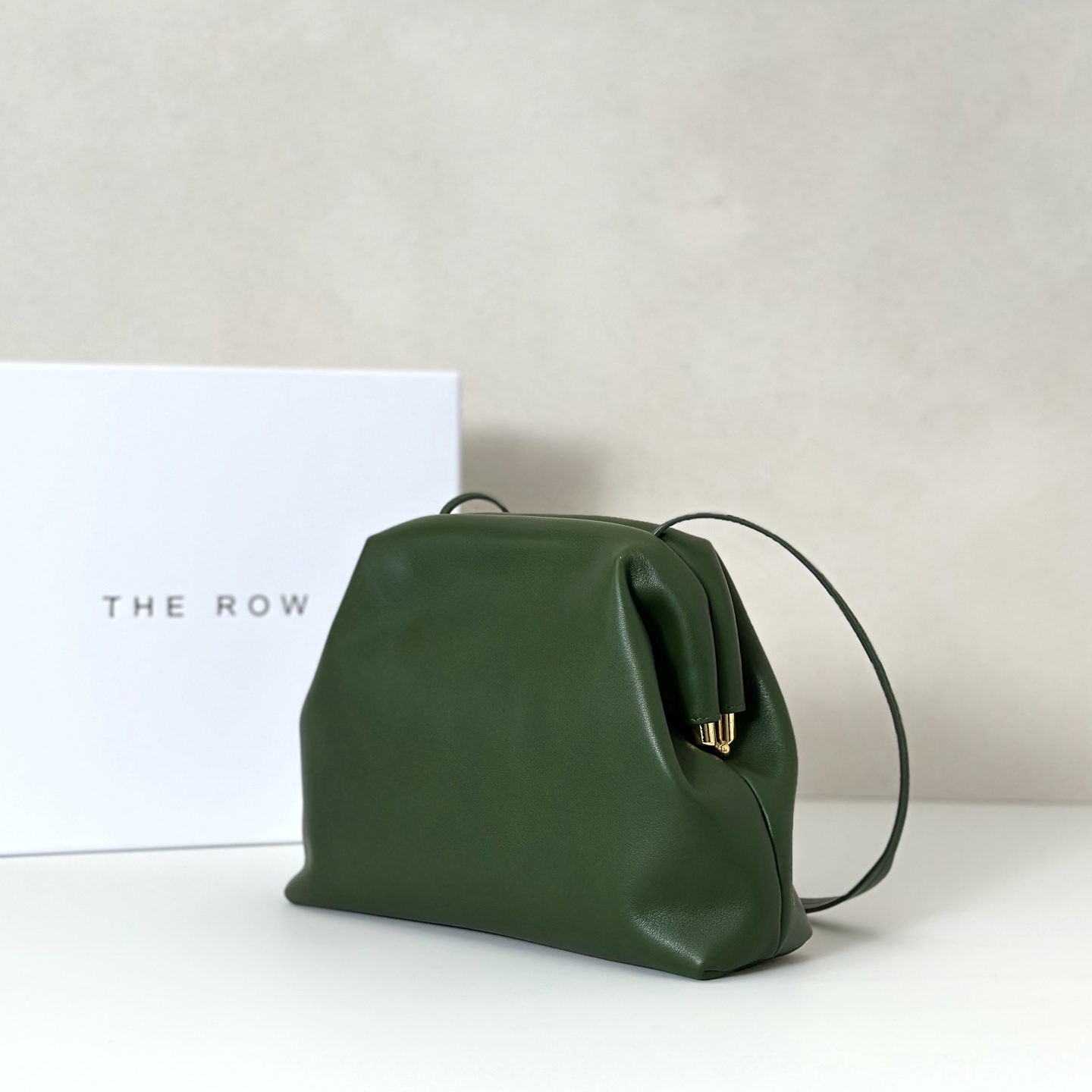 p820。Mira Clutch 夹子包

平纹/青苔色（w1781）

尺寸:长23cmX高18cmX侧宽8cm