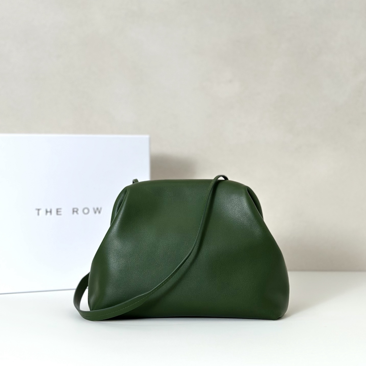 p820。Mira Clutch 夹子包

平纹/青苔色（w1781）

尺寸:长23cmX高18cmX侧宽8cm