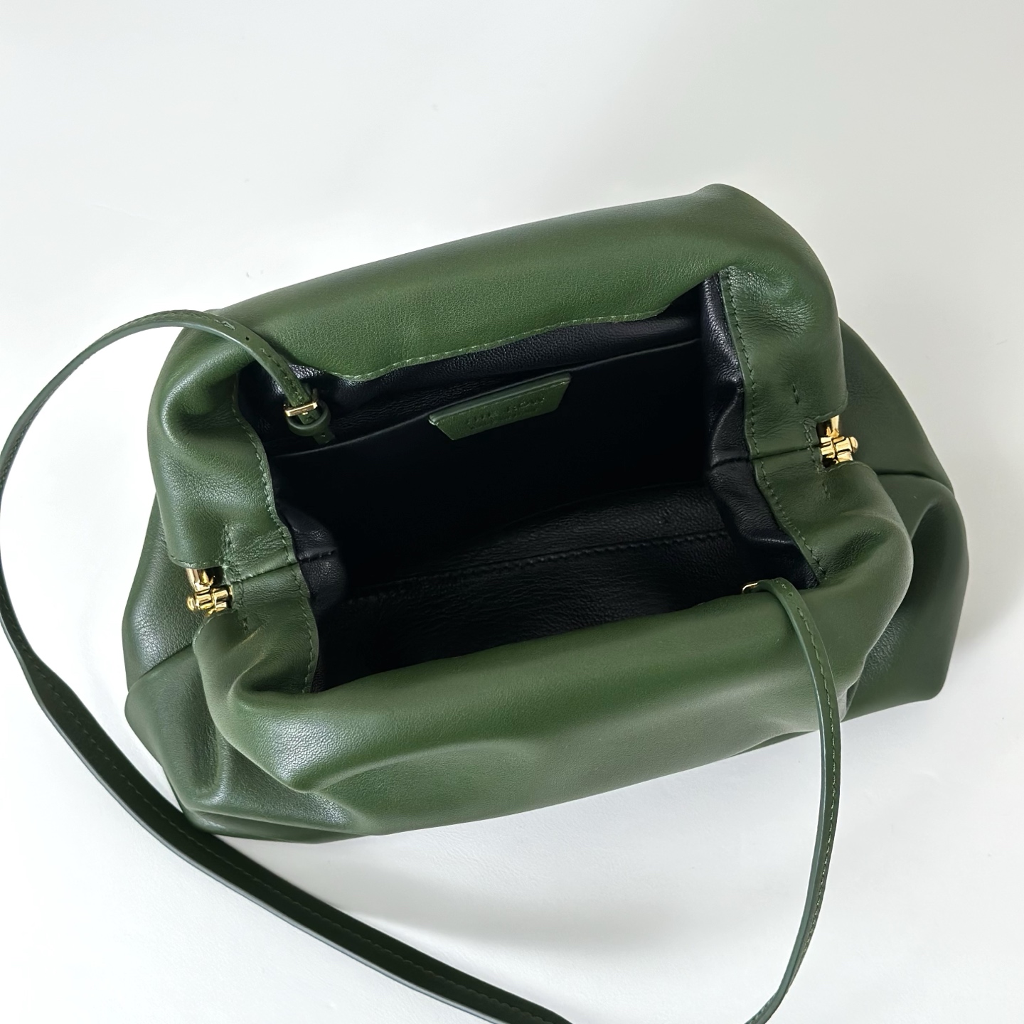 p820。Mira Clutch 夹子包

平纹/青苔色（w1781）

尺寸:长23cmX高18cmX侧宽8cm