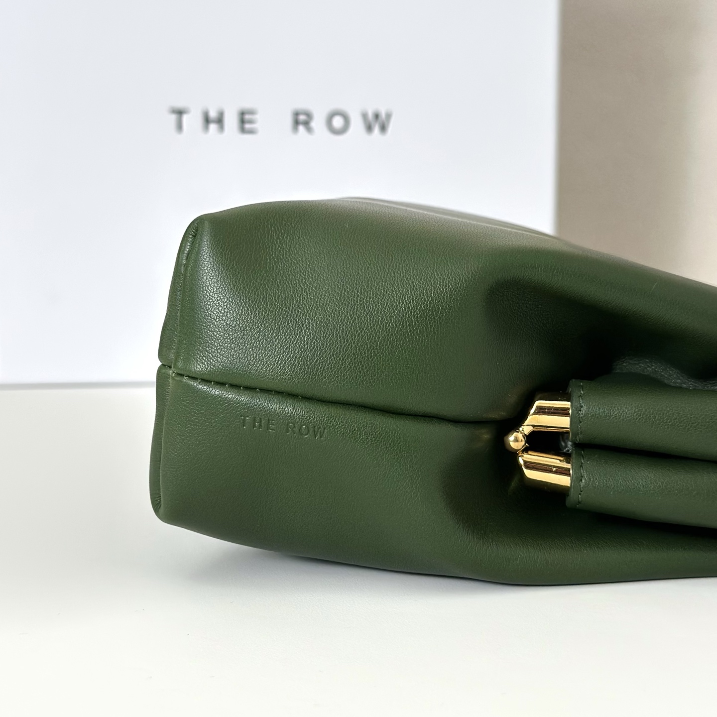p820。Mira Clutch 夹子包

平纹/青苔色（w1781）

尺寸:长23cmX高18cmX侧宽8cm