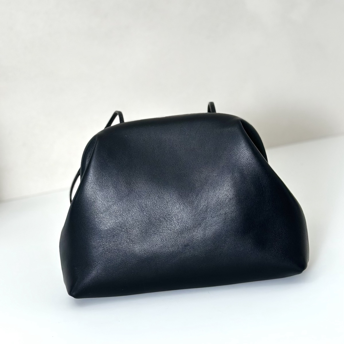 p820。Mira Clutch 夹子包

平纹/黑色（w1781）

尺寸:长23cmX高18cmX侧宽8cm