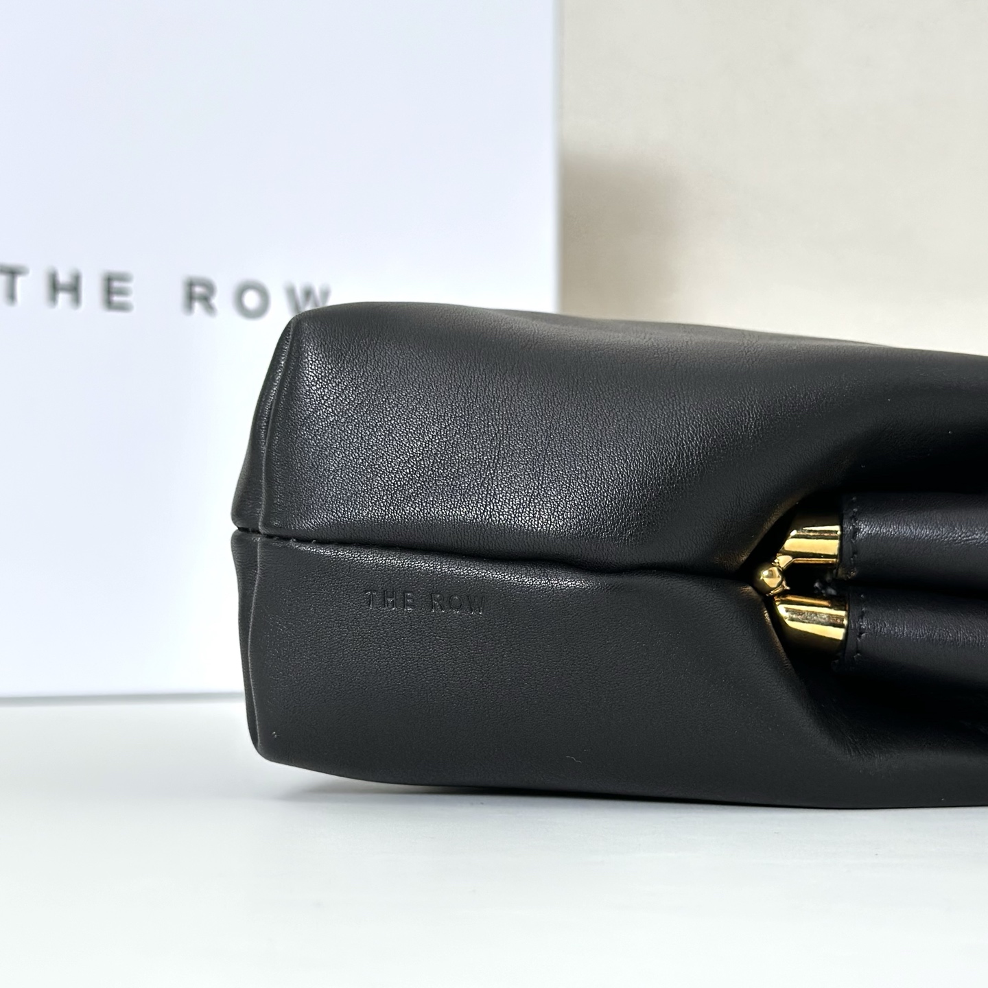 p820。Mira Clutch 夹子包

平纹/黑色（w1781）

尺寸:长23cmX高18cmX侧宽8cm