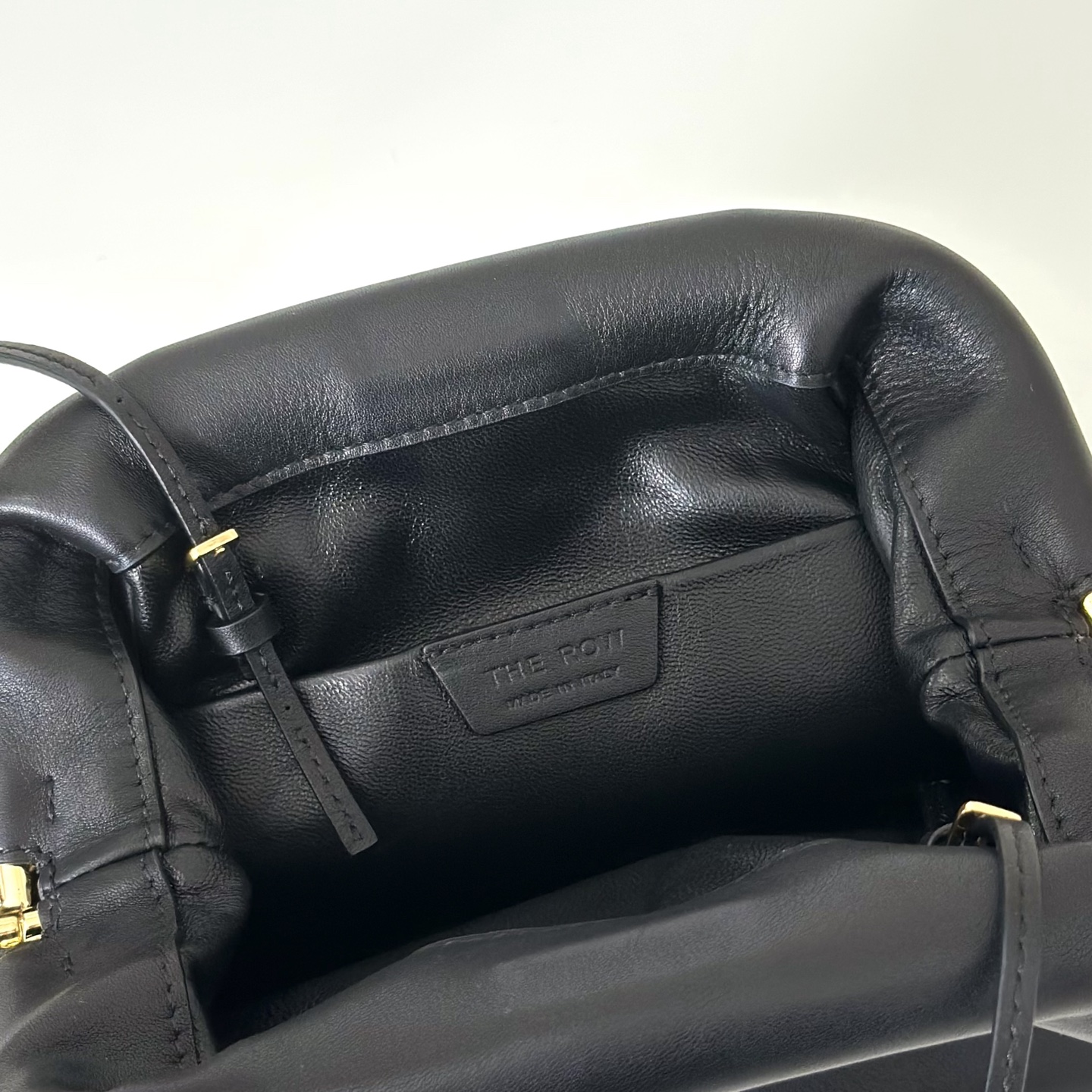 p820。Mira Clutch 夹子包

平纹/黑色（w1781）

尺寸:长23cmX高18cmX侧宽8cm