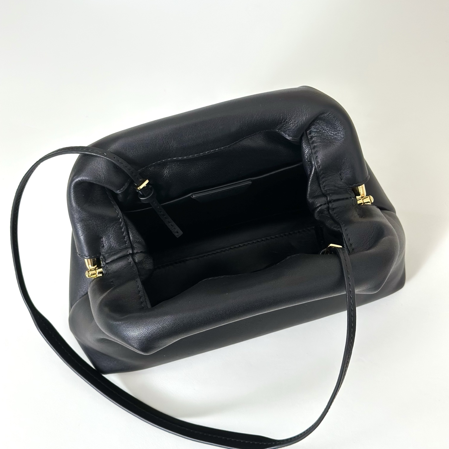 p820。Mira Clutch 夹子包

平纹/黑色（w1781）

尺寸:长23cmX高18cmX侧宽8cm