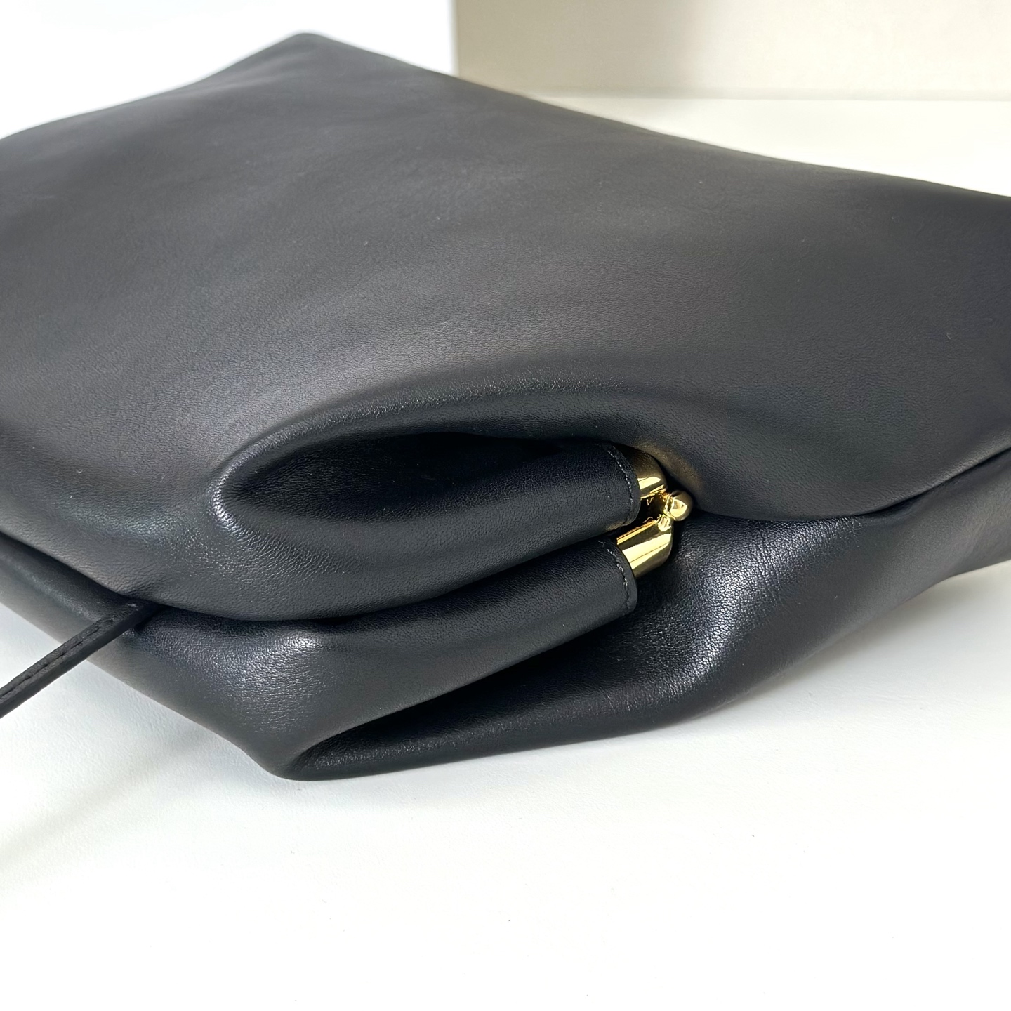 p820。Mira Clutch 夹子包

平纹/黑色（w1781）

尺寸:长23cmX高18cmX侧宽8cm