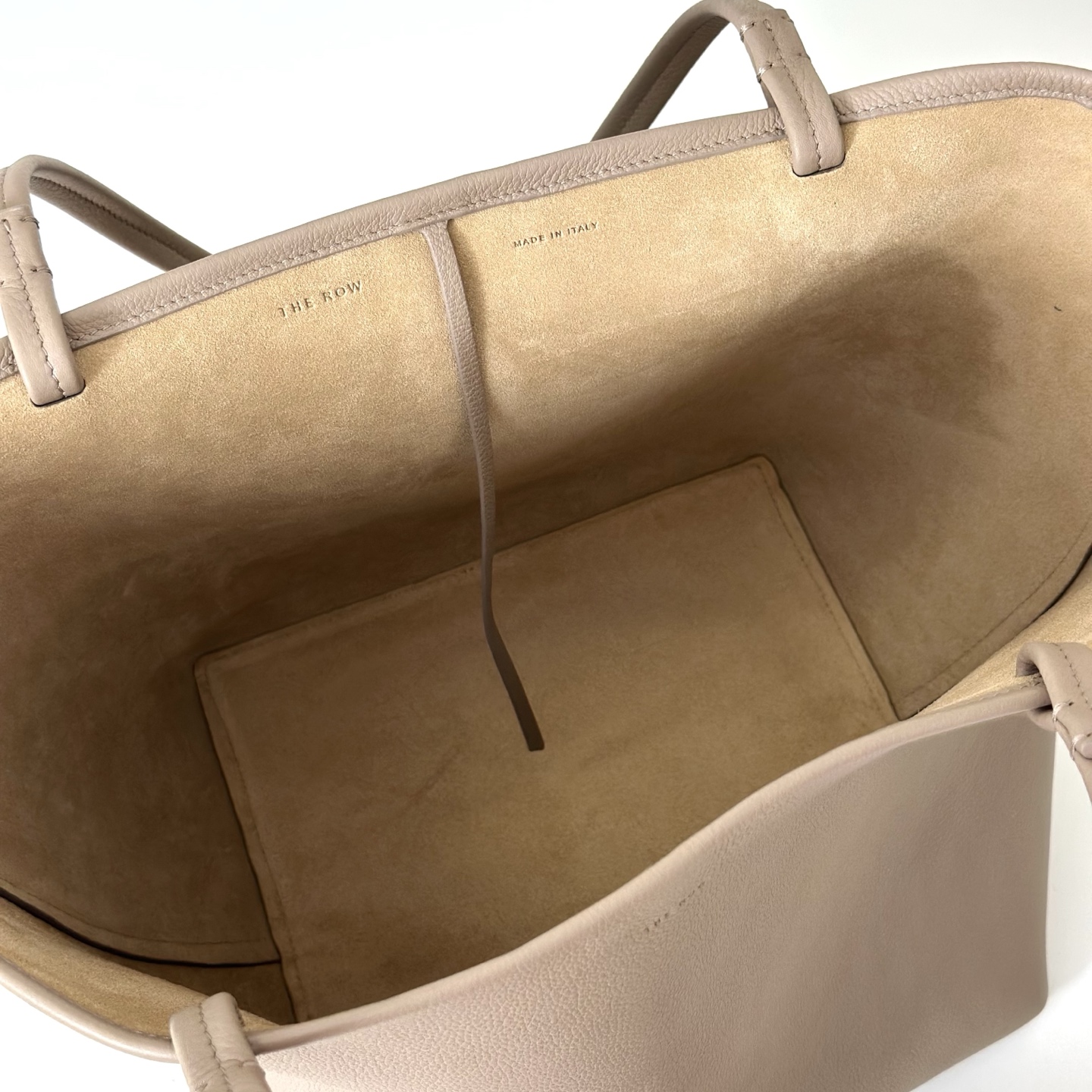p950。Park Tote 大号托特包

纳帕摔/奶茶色（w1201）

尺寸:长24-50cmX高29cmX侧宽24cm