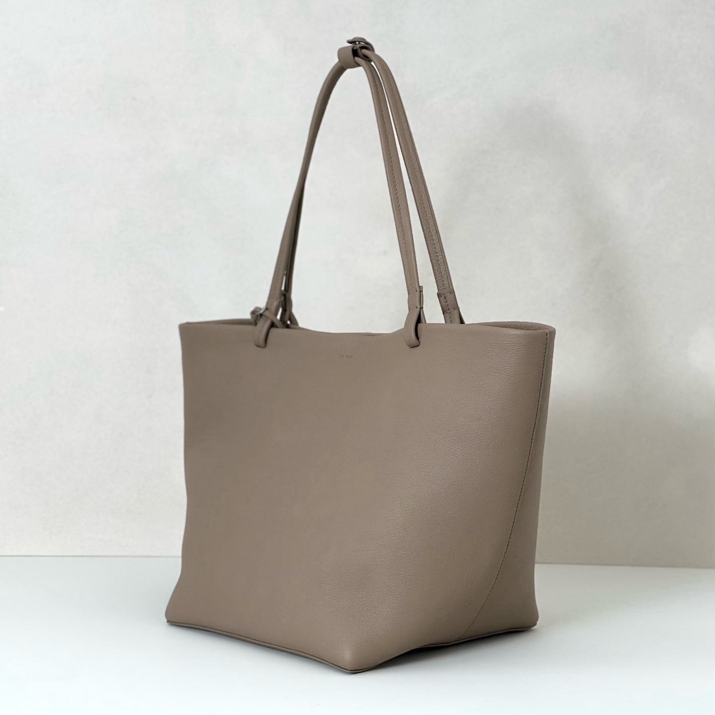 p950。Park Tote 大号托特包

纳帕摔/奶茶色（w1201）

尺寸:长24-50cmX高29cmX侧宽24cm
