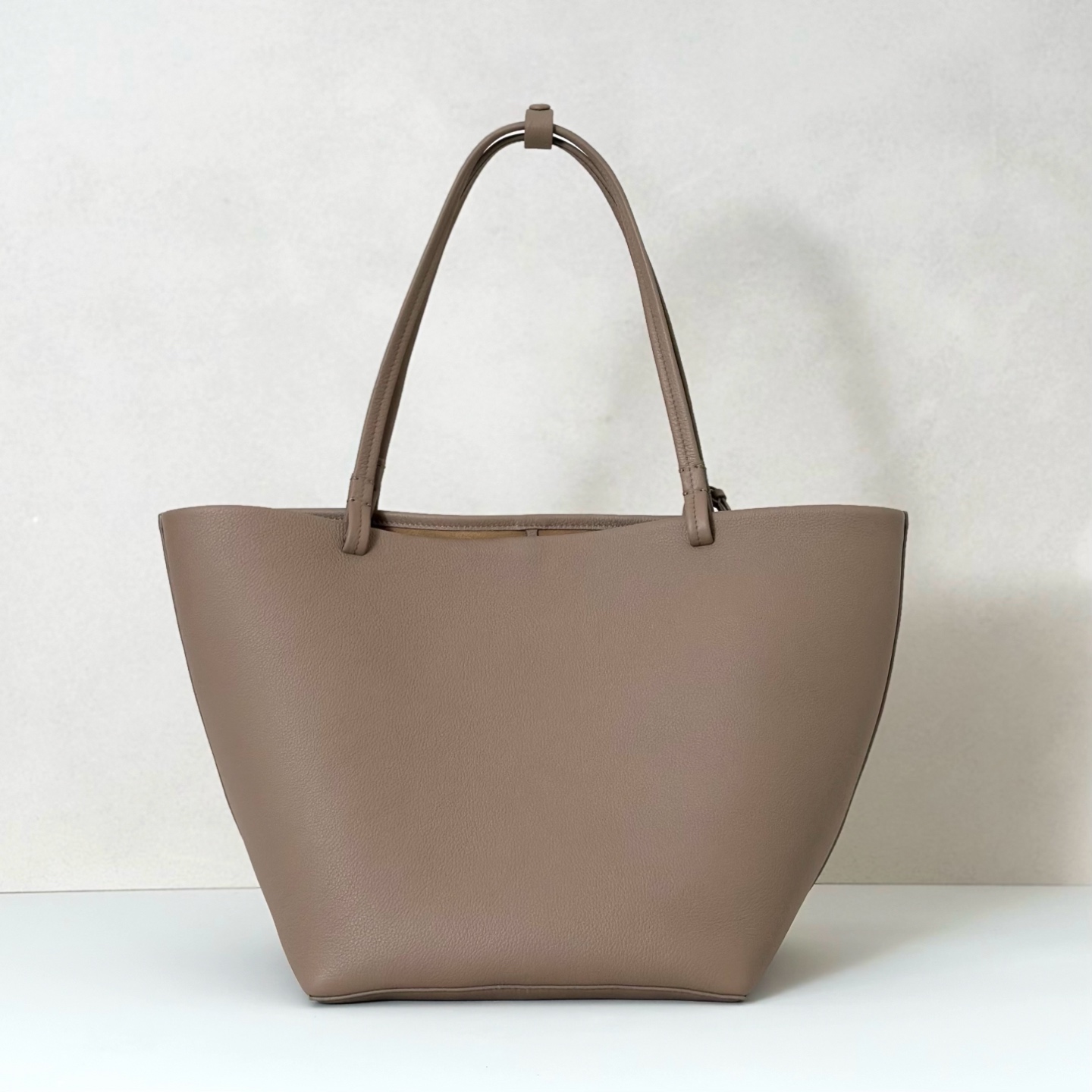p950。Park Tote 大号托特包

纳帕摔/奶茶色（w1201）

尺寸:长24-50cmX高29cmX侧宽24cm