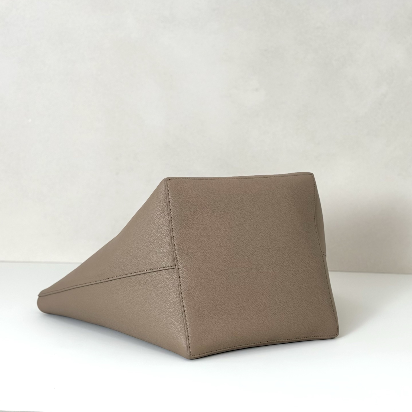 p950。Park Tote 大号托特包

纳帕摔/奶茶色（w1201）

尺寸:长24-50cmX高29cmX侧宽24cm