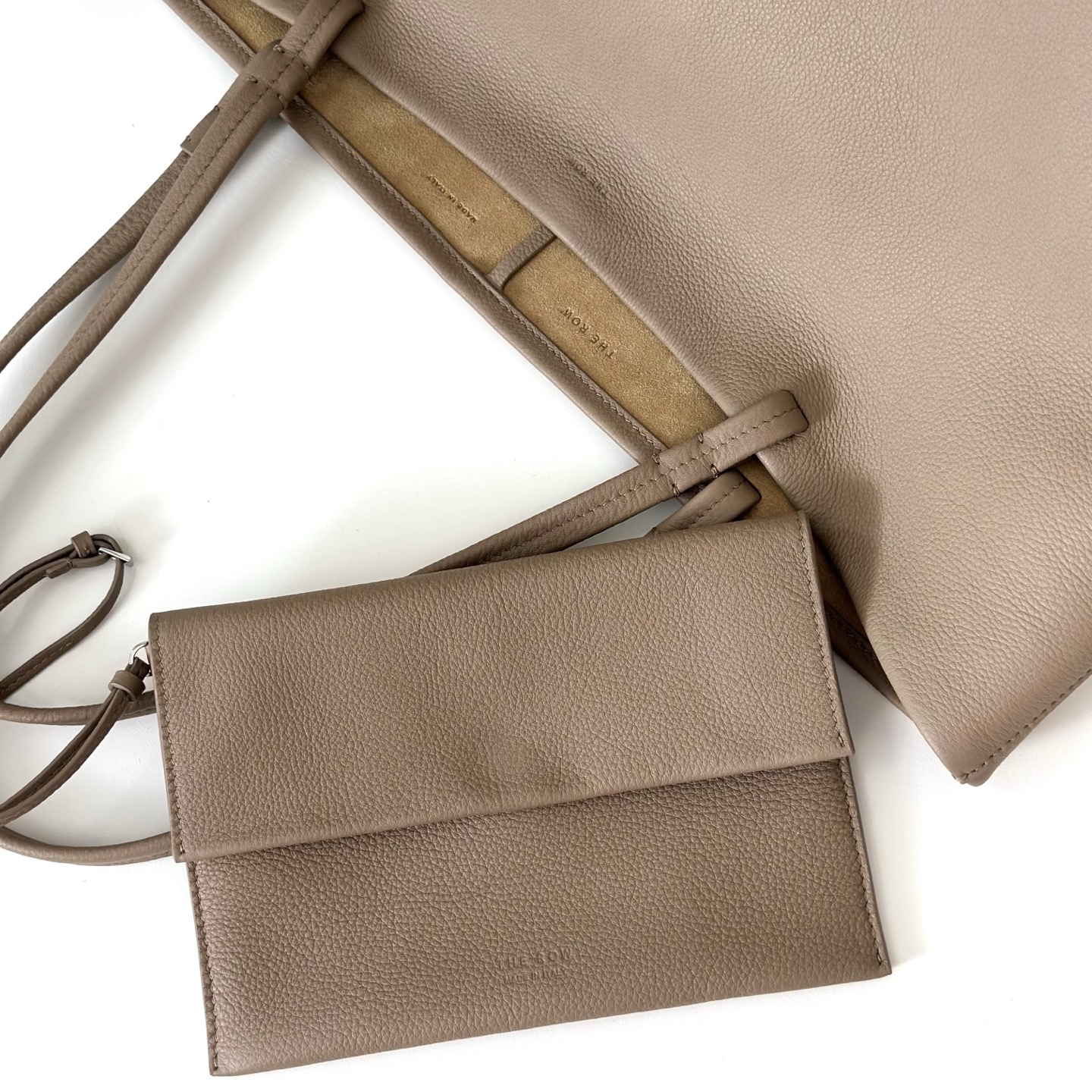 p950。Park Tote 大号托特包

纳帕摔/奶茶色（w1201）

尺寸:长24-50cmX高29cmX侧宽24cm