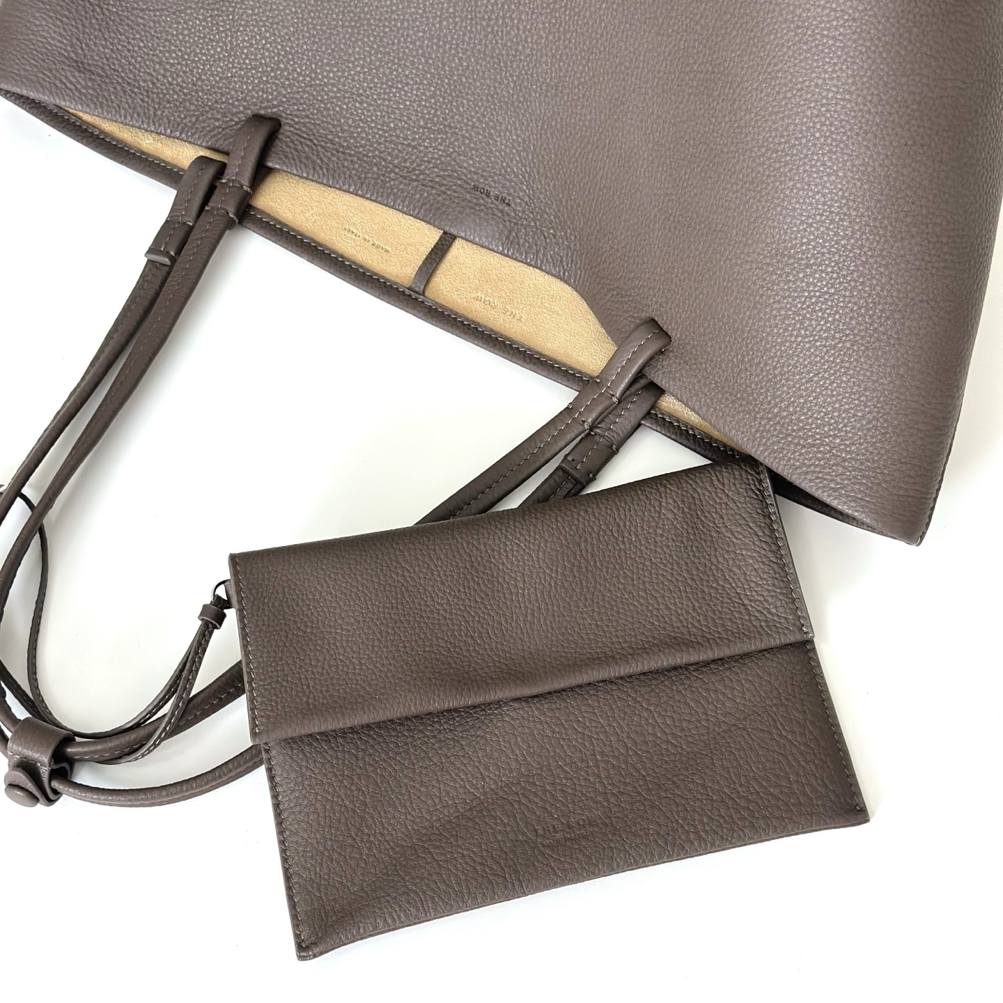 p950。Park Tote 大号托特包

纳帕摔/大象灰（w1201）

尺寸:长24-50cmX高29cmX侧宽24cm