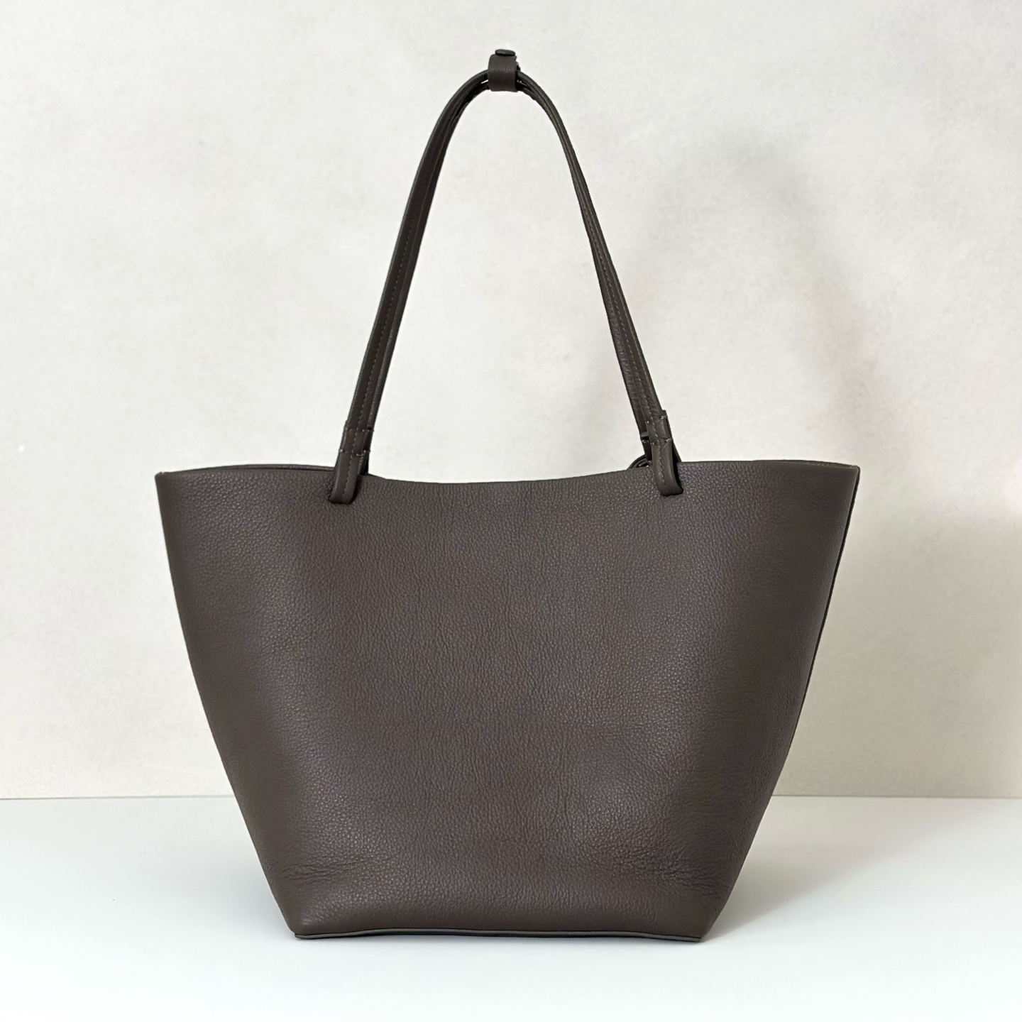p950。Park Tote 大号托特包

纳帕摔/大象灰（w1201）

尺寸:长24-50cmX高29cmX侧宽24cm