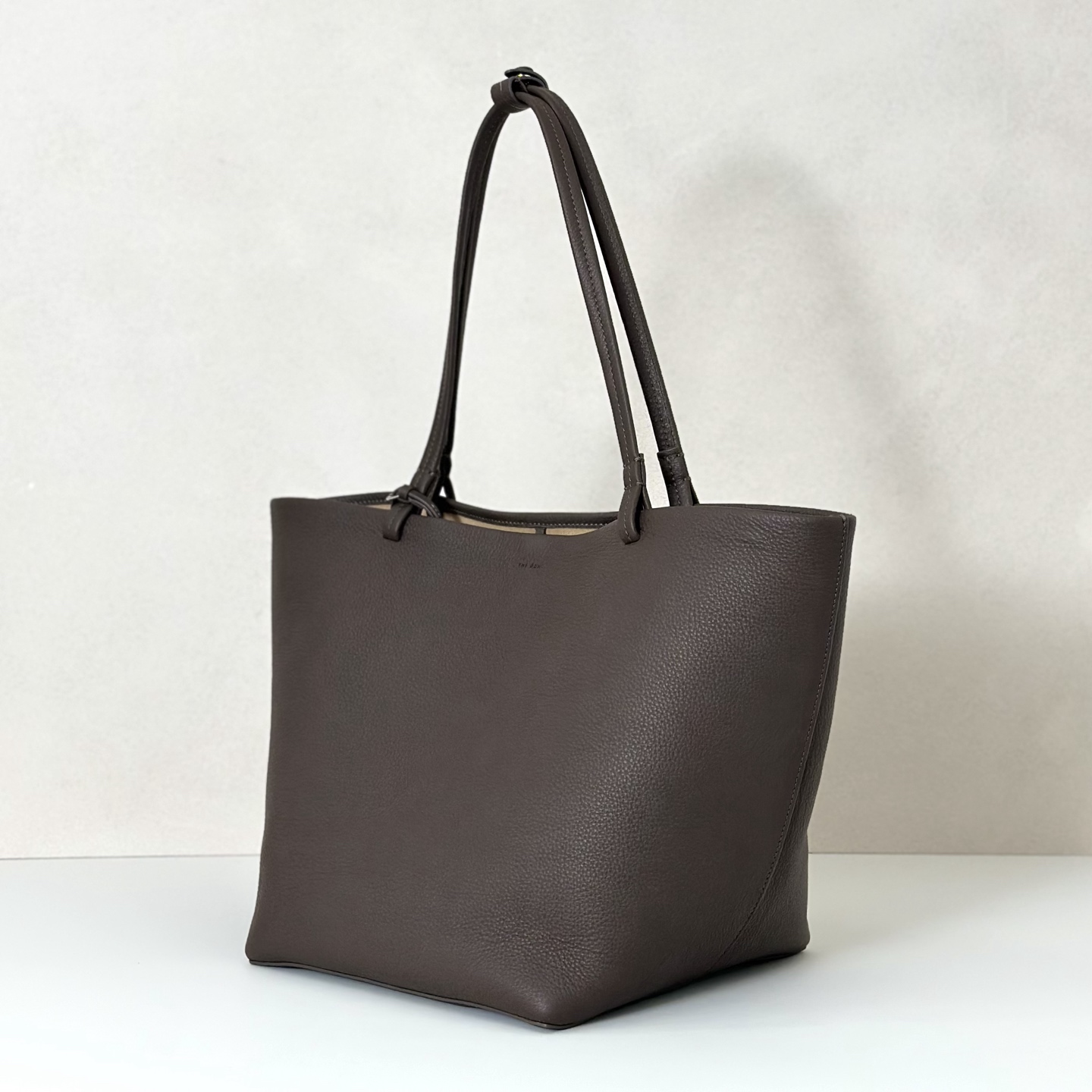 p950。Park Tote 大号托特包

纳帕摔/大象灰（w1201）

尺寸:长24-50cmX高29cmX侧宽24cm