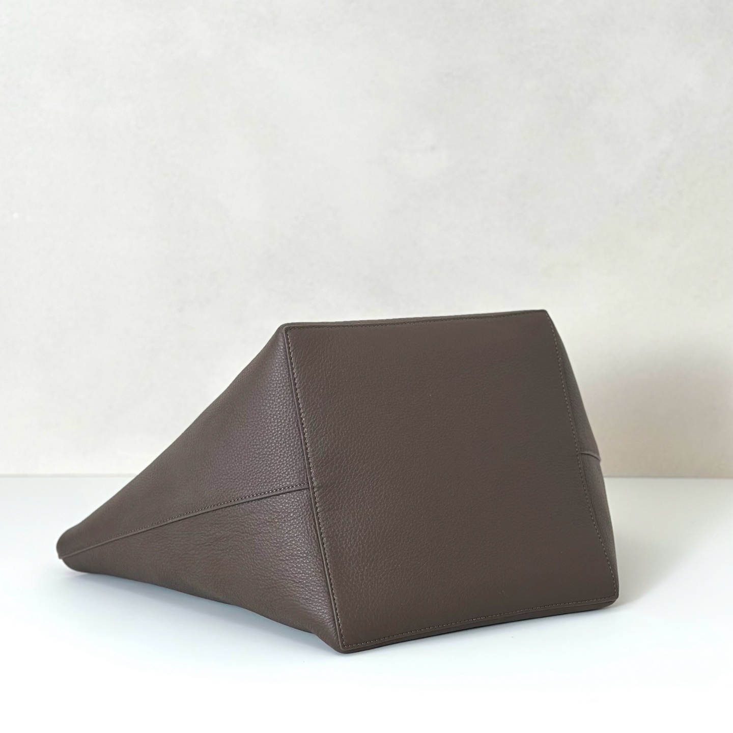 p950。Park Tote 大号托特包

纳帕摔/大象灰（w1201）

尺寸:长24-50cmX高29cmX侧宽24cm