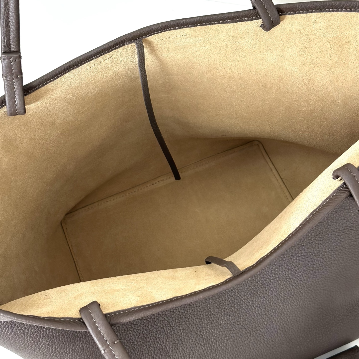 p950。Park Tote 大号托特包

纳帕摔/大象灰（w1201）

尺寸:长24-50cmX高29cmX侧宽24cm