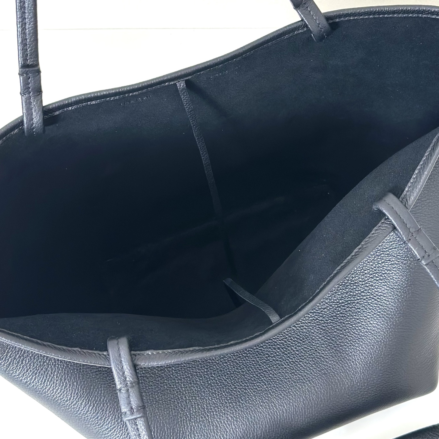 p950。Park Tote 大号托特包

纳帕摔/黑色（w1201）

尺寸:长24-50cmX高29cmX侧宽24cm