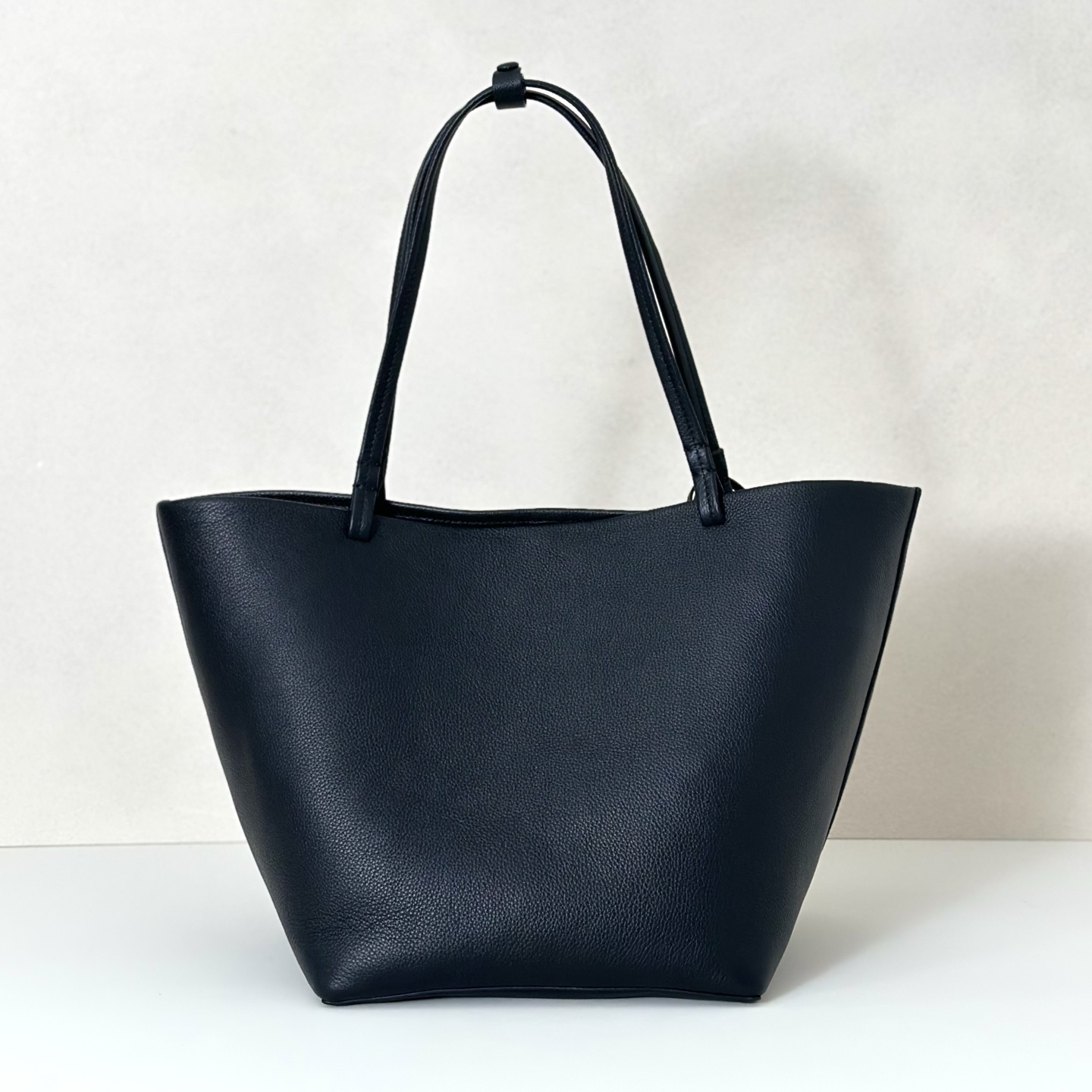 p950。Park Tote 大号托特包

纳帕摔/黑色（w1201）

尺寸:长24-50cmX高29cmX侧宽24cm