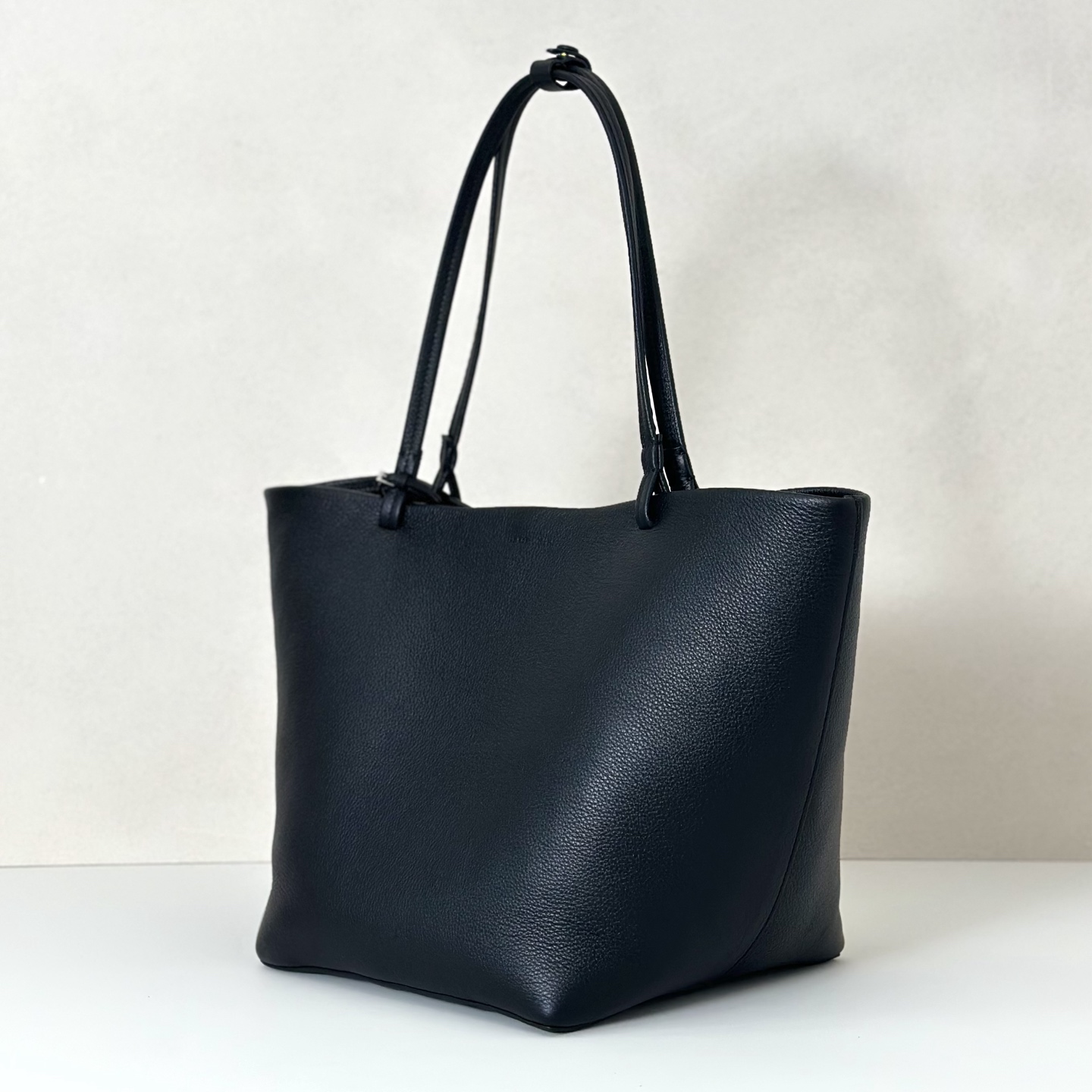 p950。Park Tote 大号托特包

纳帕摔/黑色（w1201）

尺寸:长24-50cmX高29cmX侧宽24cm