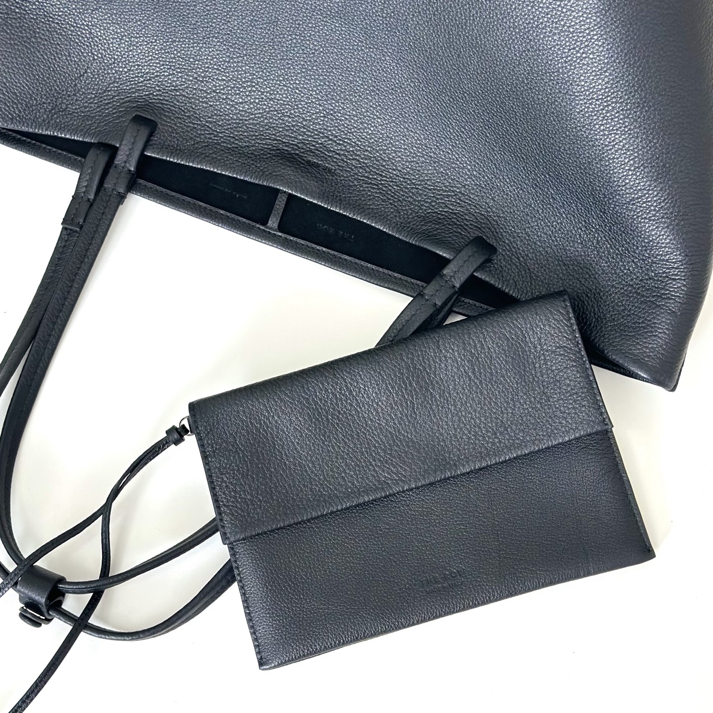 p950。Park Tote 大号托特包

纳帕摔/黑色（w1201）

尺寸:长24-50cmX高29cmX侧宽24cm