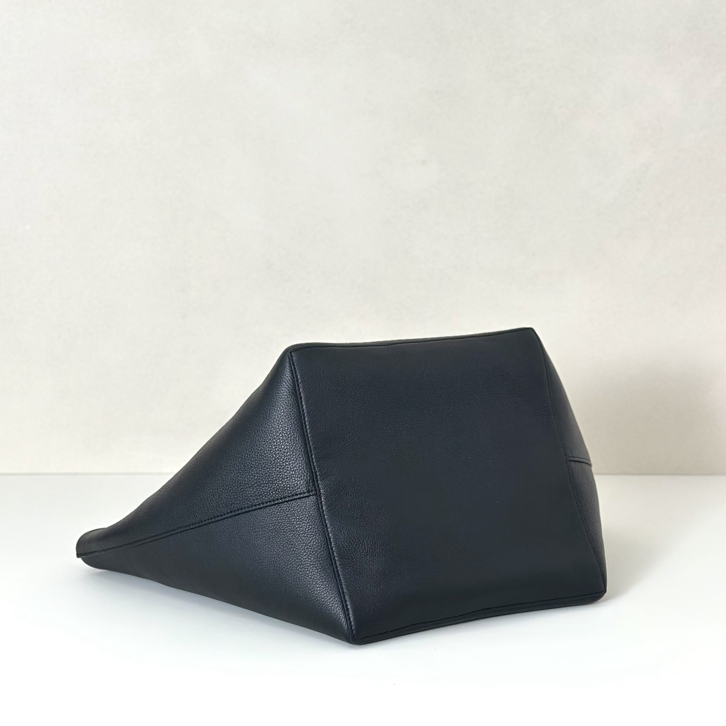 p950。Park Tote 大号托特包

纳帕摔/黑色（w1201）

尺寸:长24-50cmX高29cmX侧宽24cm