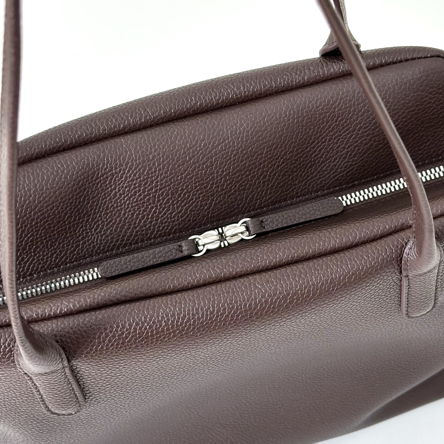 p820。Henri 保龄球包

胎牛/咖啡色（w1759）

尺寸:长30cmX高23cmX侧宽18cm
