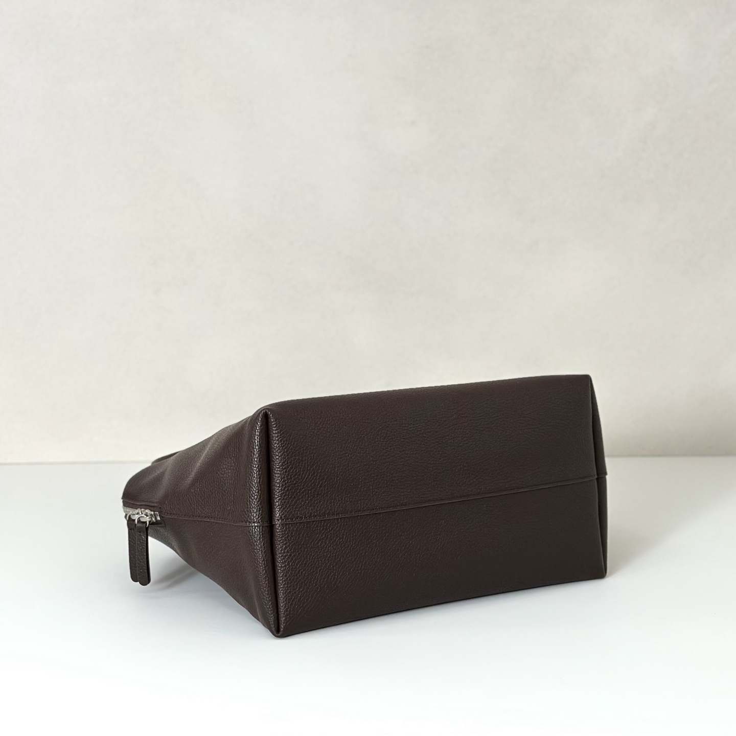 p820。Henri 保龄球包

胎牛/咖啡色（w1759）

尺寸:长30cmX高23cmX侧宽18cm