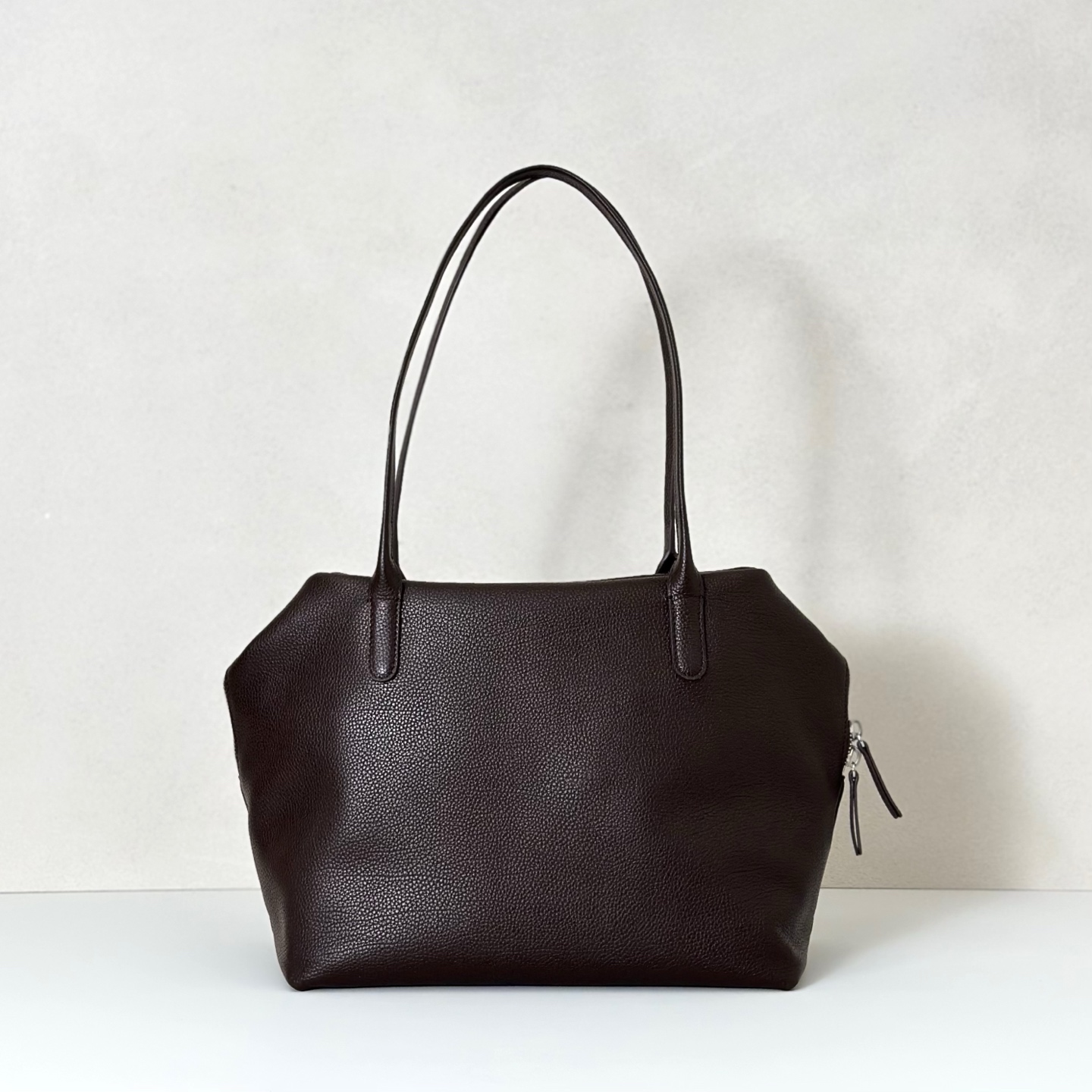 p820。Henri 保龄球包

胎牛/咖啡色（w1759）

尺寸:长30cmX高23cmX侧宽18cm