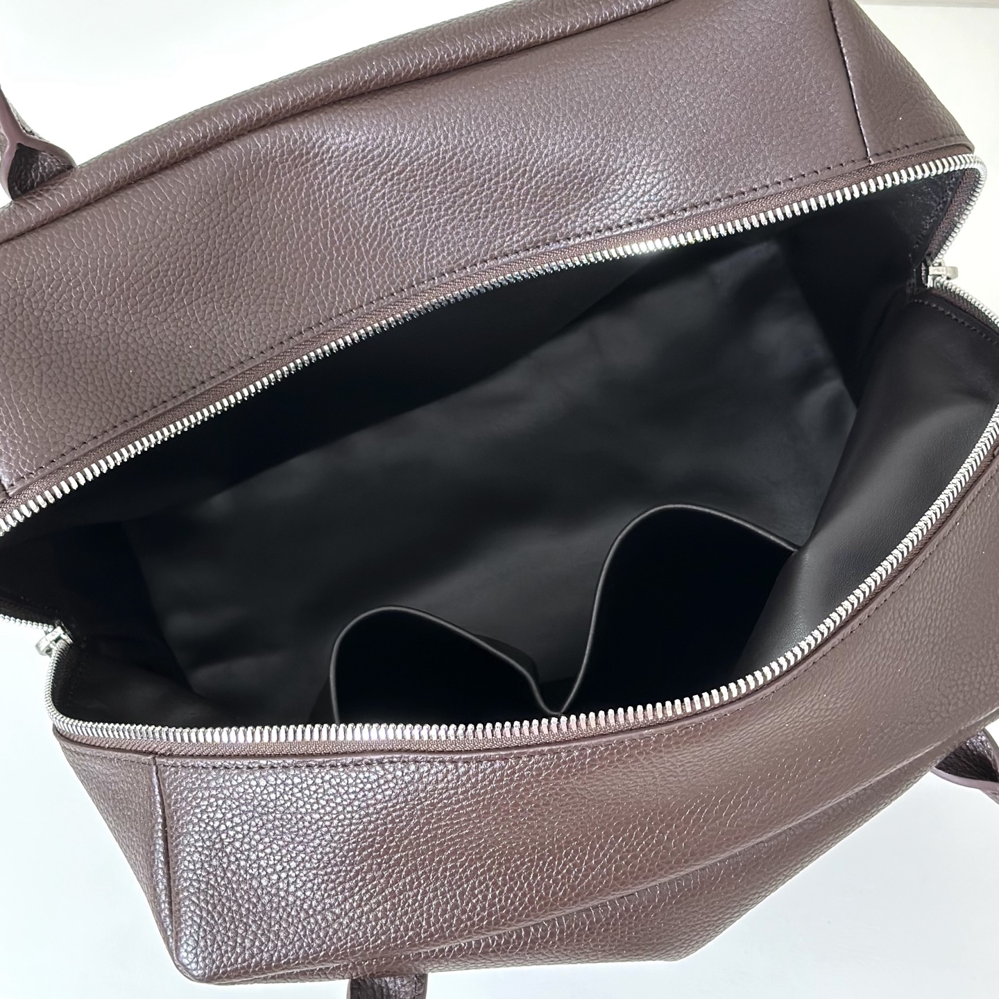 p820。Henri 保龄球包

胎牛/咖啡色（w1759）

尺寸:长30cmX高23cmX侧宽18cm