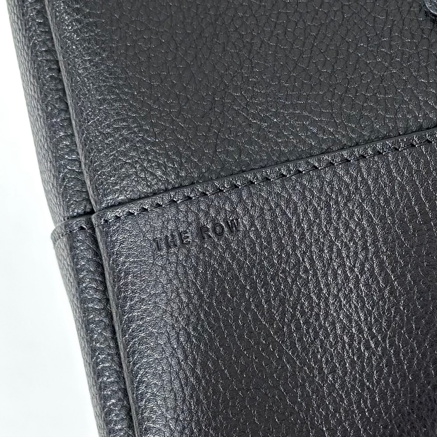 p820。Henri 保龄球包

胎牛/黑色（w1759）

尺寸:长30cmX高23cmX侧宽18cm