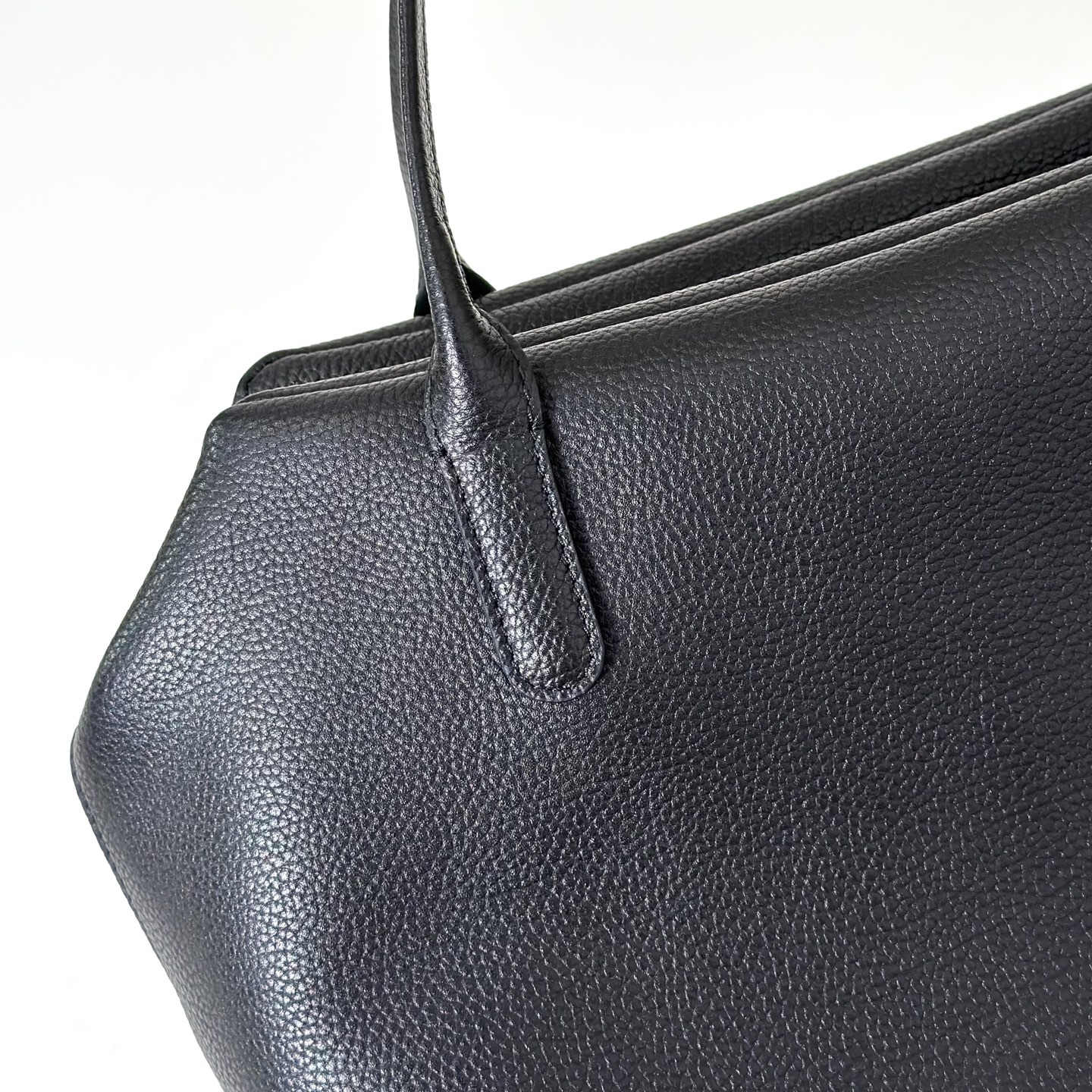 p820。Henri 保龄球包

胎牛/黑色（w1759）

尺寸:长30cmX高23cmX侧宽18cm