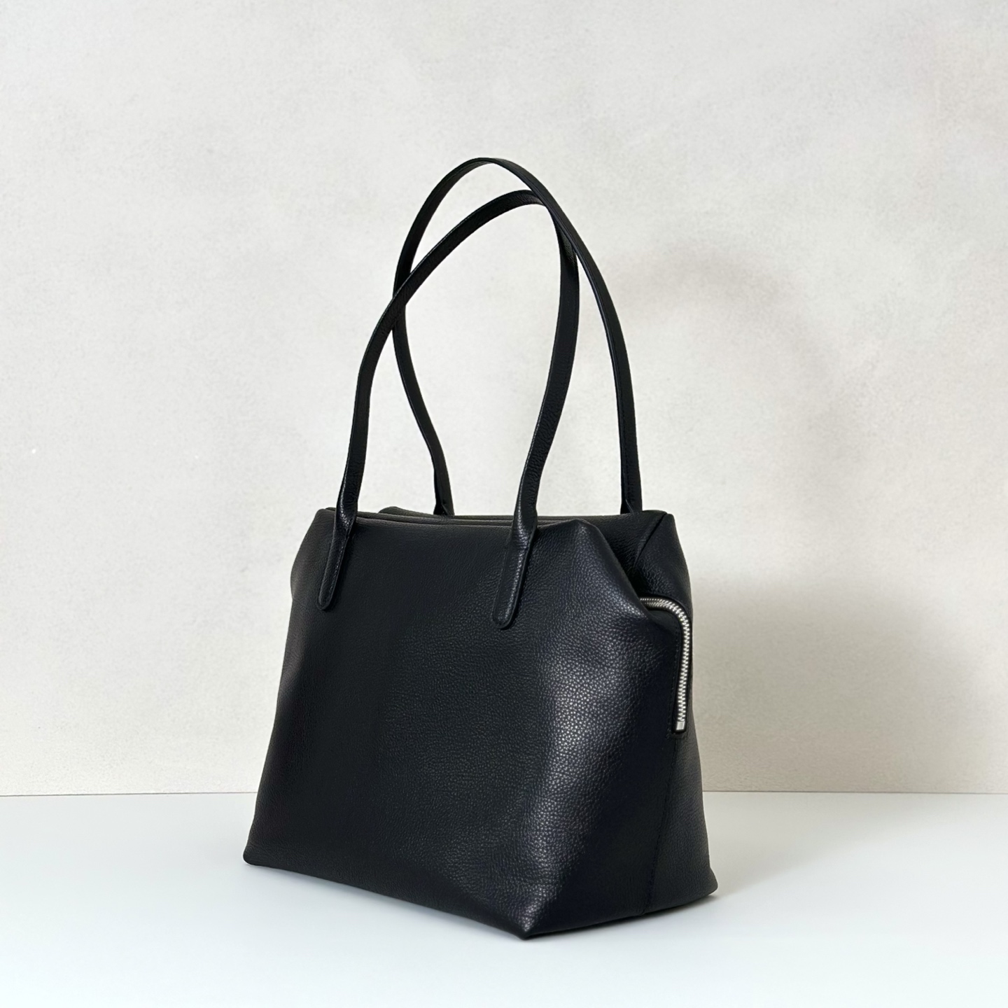 p820。Henri 保龄球包

胎牛/黑色（w1759）

尺寸:长30cmX高23cmX侧宽18cm