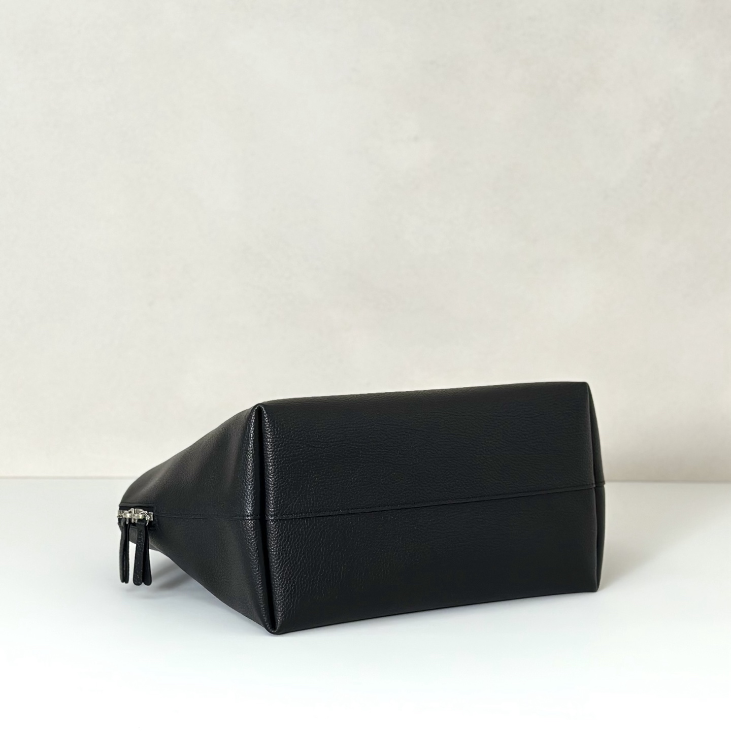 p820。Henri 保龄球包

胎牛/黑色（w1759）

尺寸:长30cmX高23cmX侧宽18cm