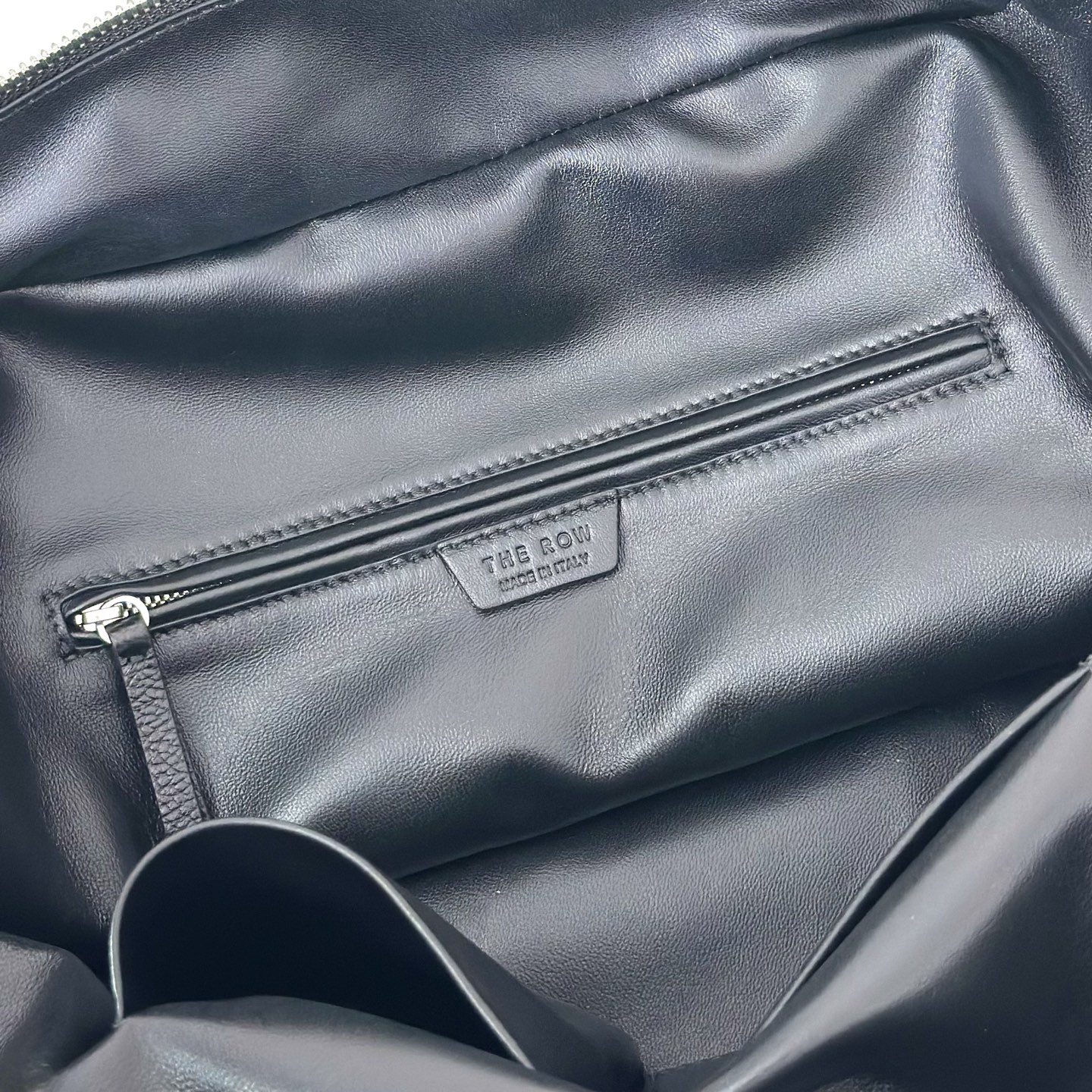 p820。Henri 保龄球包

胎牛/黑色（w1759）

尺寸:长30cmX高23cmX侧宽18cm