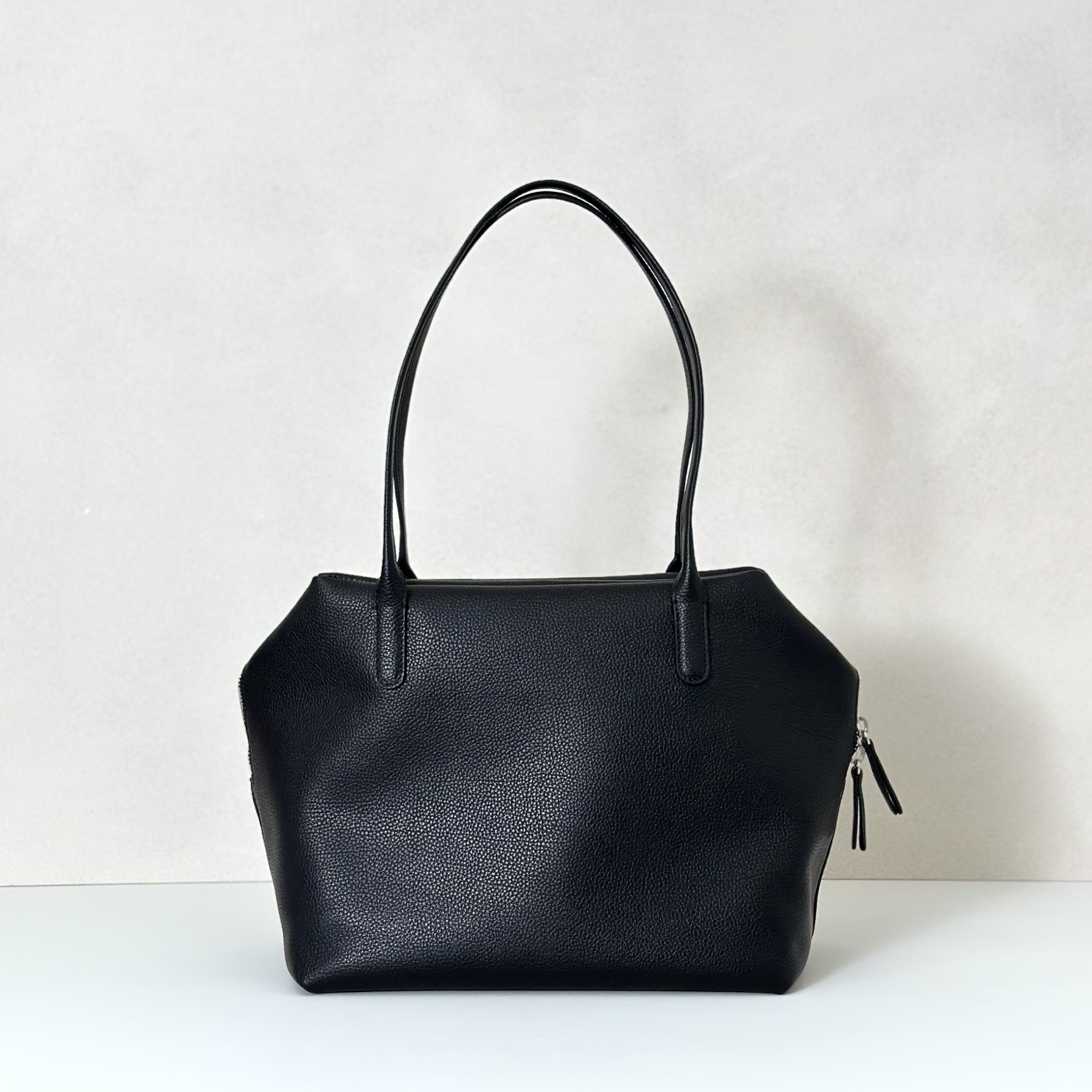 p820。Henri 保龄球包

胎牛/黑色（w1759）

尺寸:长30cmX高23cmX侧宽18cm