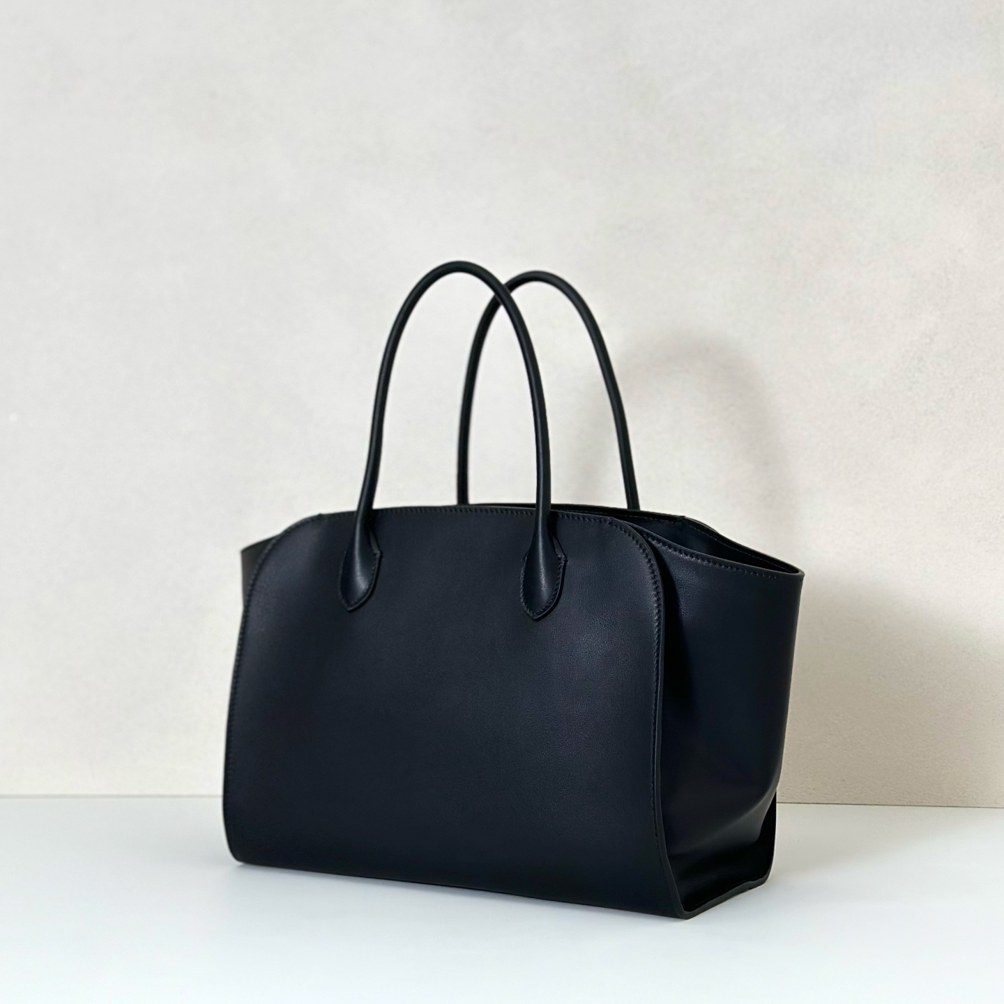 NO:602581,Original leather Marlo 12 handbag plain/black (w1802) Size: length 31cmX height 22cmX side width 13cm, new style19860909原厂皮 Marlo 12 手提包 平纹/黑色（w1802） 尺寸:长31cmX高22cmX侧宽13cm,新款,Bag