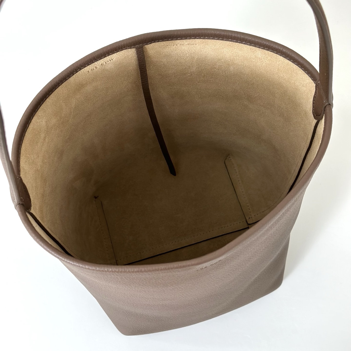 p730。Medium N/S Park Tote 中号桶包（w1313）

颜色:深橄榄棕

尺寸:长27cmX宽15cmX高33cm

大容量轻便手提包，简约而不张扬！包面采用粒面小牛皮材质，触感柔软极佳。