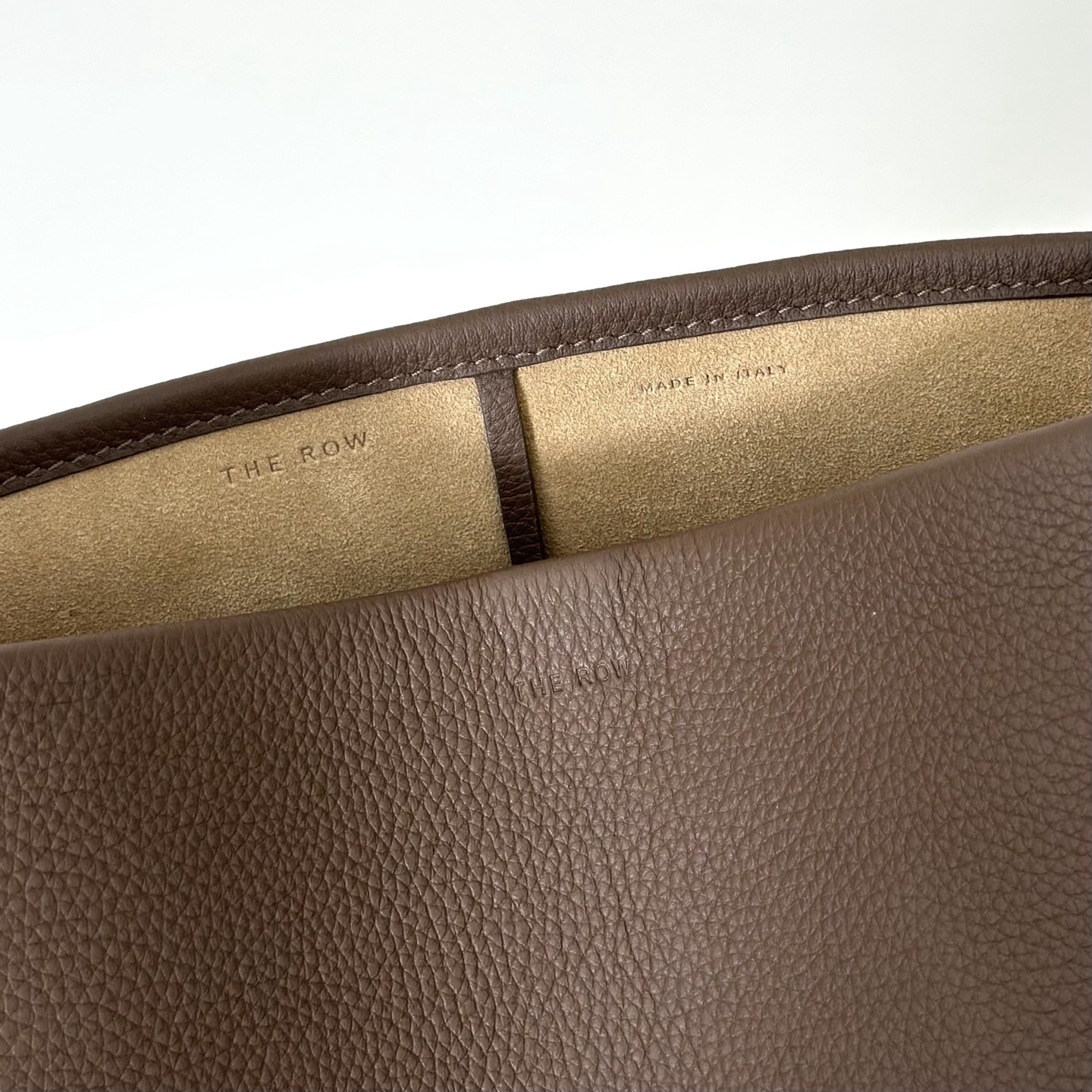 p730。Medium N/S Park Tote 中号桶包（w1313）

颜色:深橄榄棕

尺寸:长27cmX宽15cmX高33cm

大容量轻便手提包，简约而不张扬！包面采用粒面小牛皮材质，触感柔软极佳。