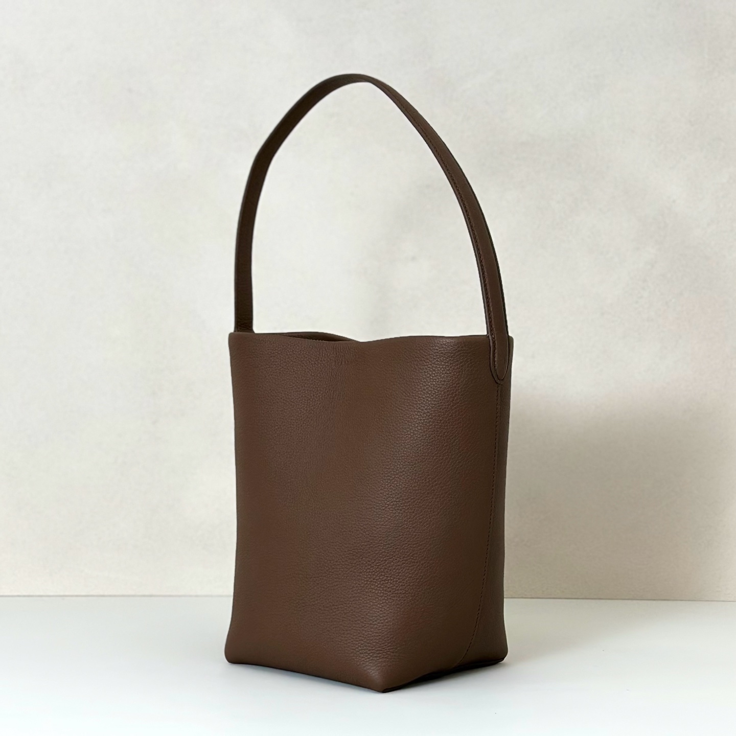 p730。Medium N/S Park Tote 中号桶包（w1313）

颜色:深橄榄棕

尺寸:长27cmX宽15cmX高33cm

大容量轻便手提包，简约而不张扬！包面采用粒面小牛皮材质，触感柔软极佳。