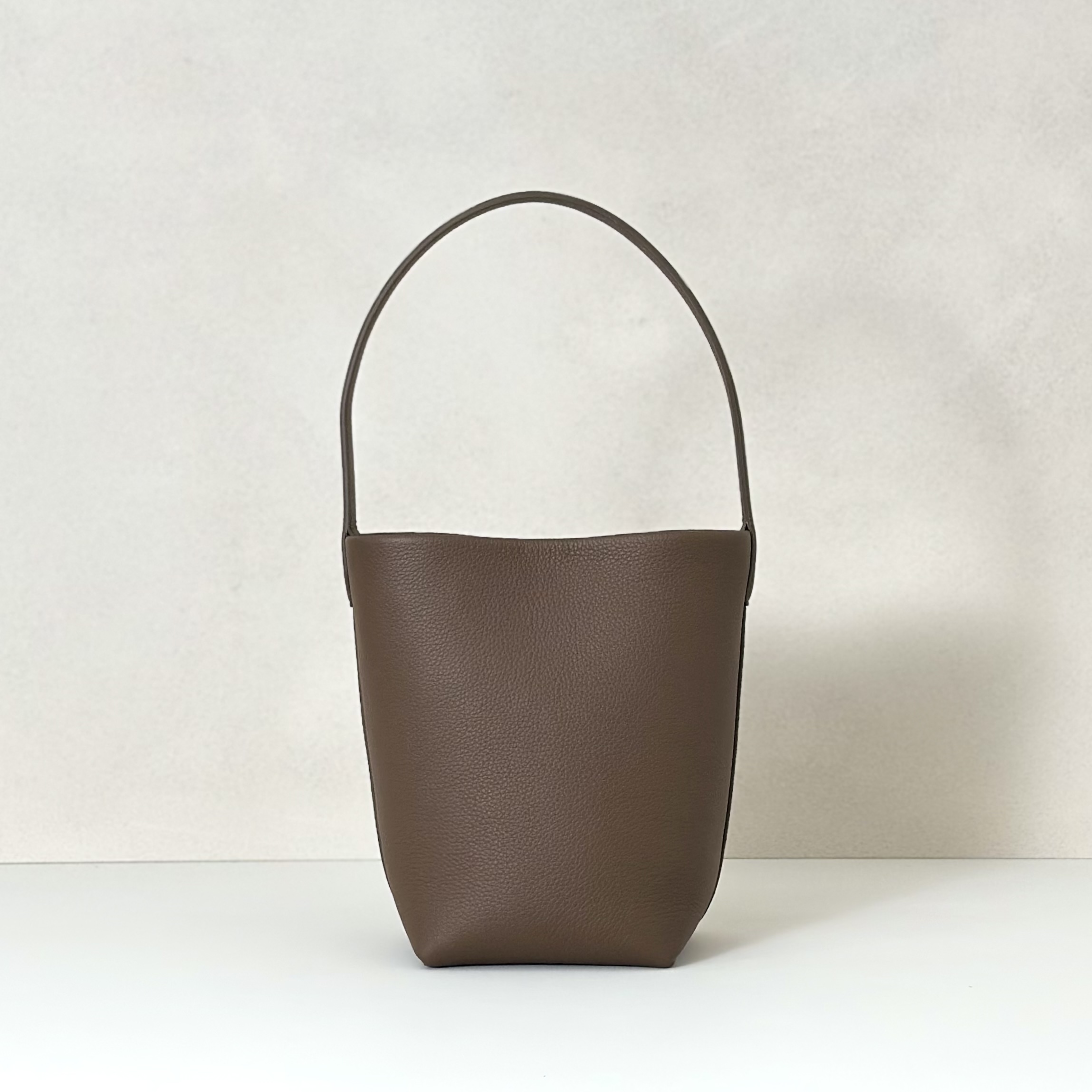 p600。Small N/S Park Tote 小号桶包（w1314）

颜色:深橄榄棕

尺寸:长22cmX宽12cmX高25cm

大容量轻便手提包，简约而不张扬！包面采用粒面小牛皮材质，触感柔软极佳。