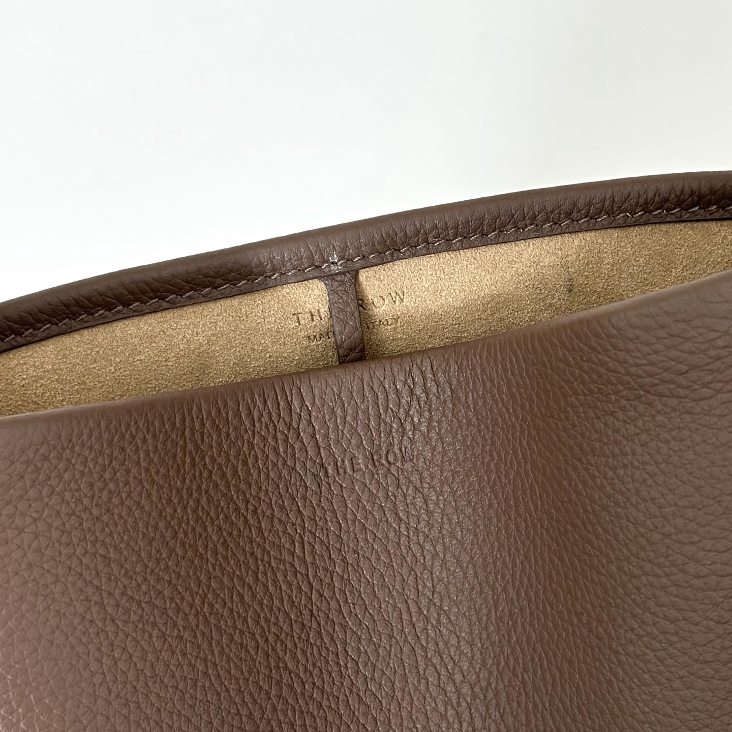 p600。Small N/S Park Tote 小号桶包（w1314）

颜色:深橄榄棕

尺寸:长22cmX宽12cmX高25cm

大容量轻便手提包，简约而不张扬！包面采用粒面小牛皮材质，触感柔软极佳。