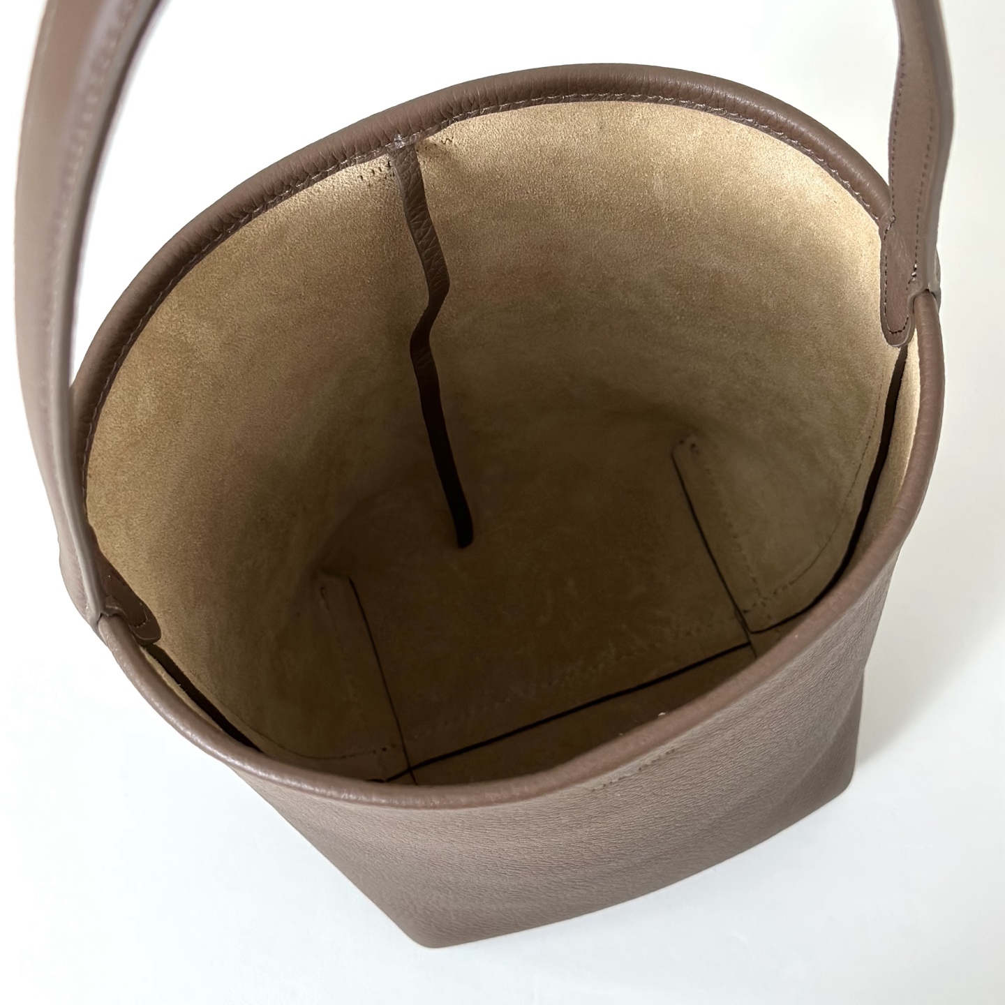 p600。Small N/S Park Tote 小号桶包（w1314）

颜色:深橄榄棕

尺寸:长22cmX宽12cmX高25cm

大容量轻便手提包，简约而不张扬！包面采用粒面小牛皮材质，触感柔软极佳。