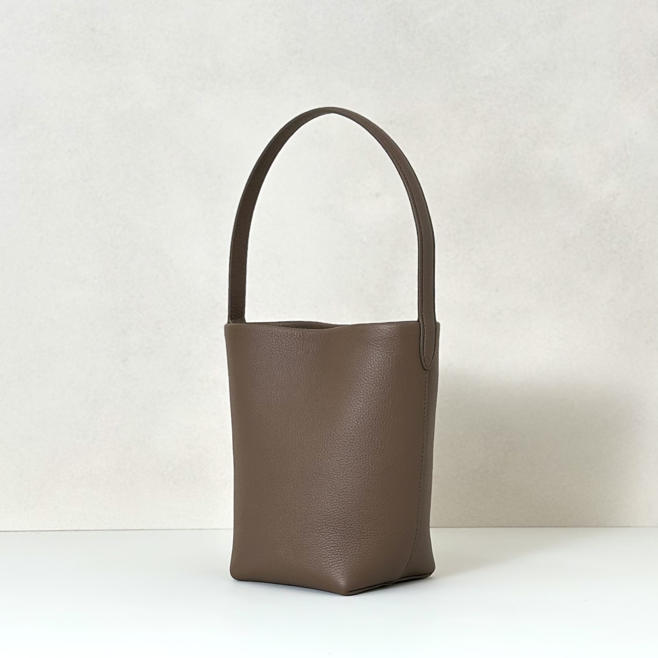 p600。Small N/S Park Tote 小号桶包（w1314）

颜色:深橄榄棕

尺寸:长22cmX宽12cmX高25cm

大容量轻便手提包，简约而不张扬！包面采用粒面小牛皮材质，触感柔软极佳。