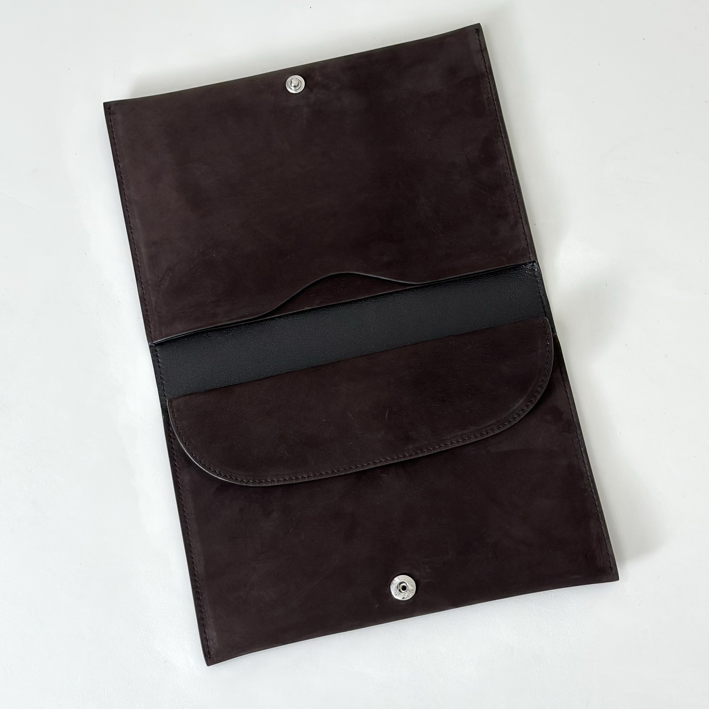 p650。Travel Pouch 手包

胎反绒/ 咖啡色（w1678）

尺寸:长21cmX高15cmX侧宽2cm