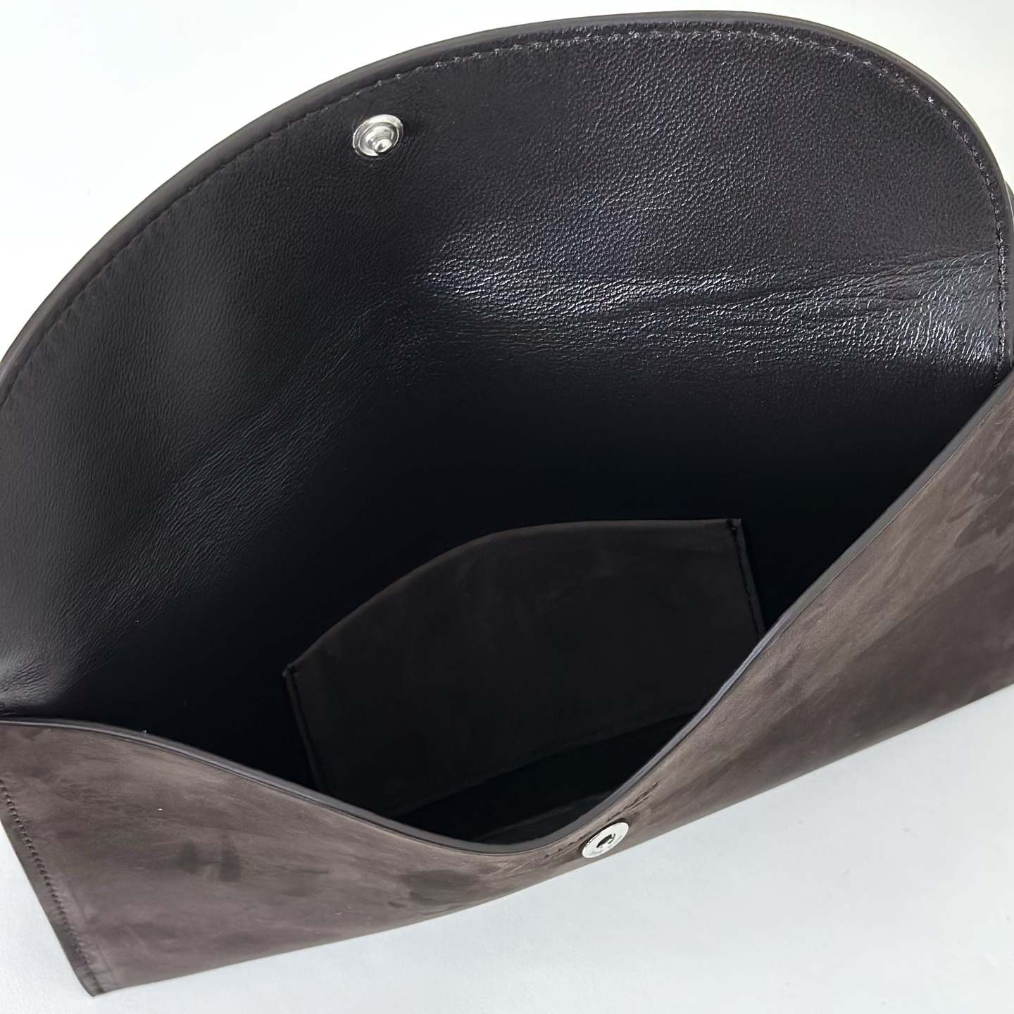 p650。Travel Pouch 手包

胎反绒/ 咖啡色（w1678）

尺寸:长21cmX高15cmX侧宽2cm