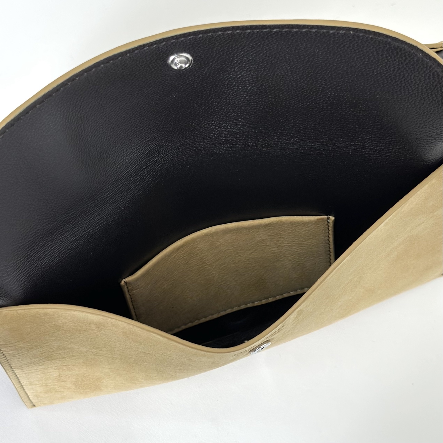 p650。Travel Pouch 手包

胎反绒/芥末黄（w1678）

尺寸:长21cmX高15cmX侧宽2cm