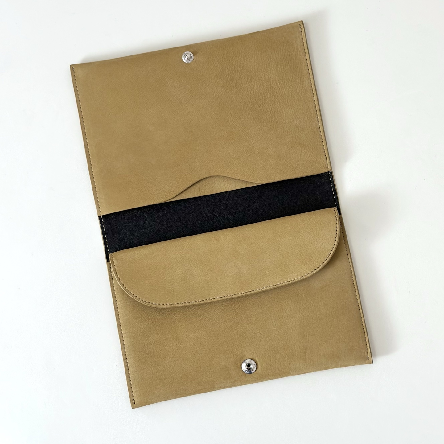 p650。Travel Pouch 手包

胎反绒/芥末黄（w1678）

尺寸:长21cmX高15cmX侧宽2cm