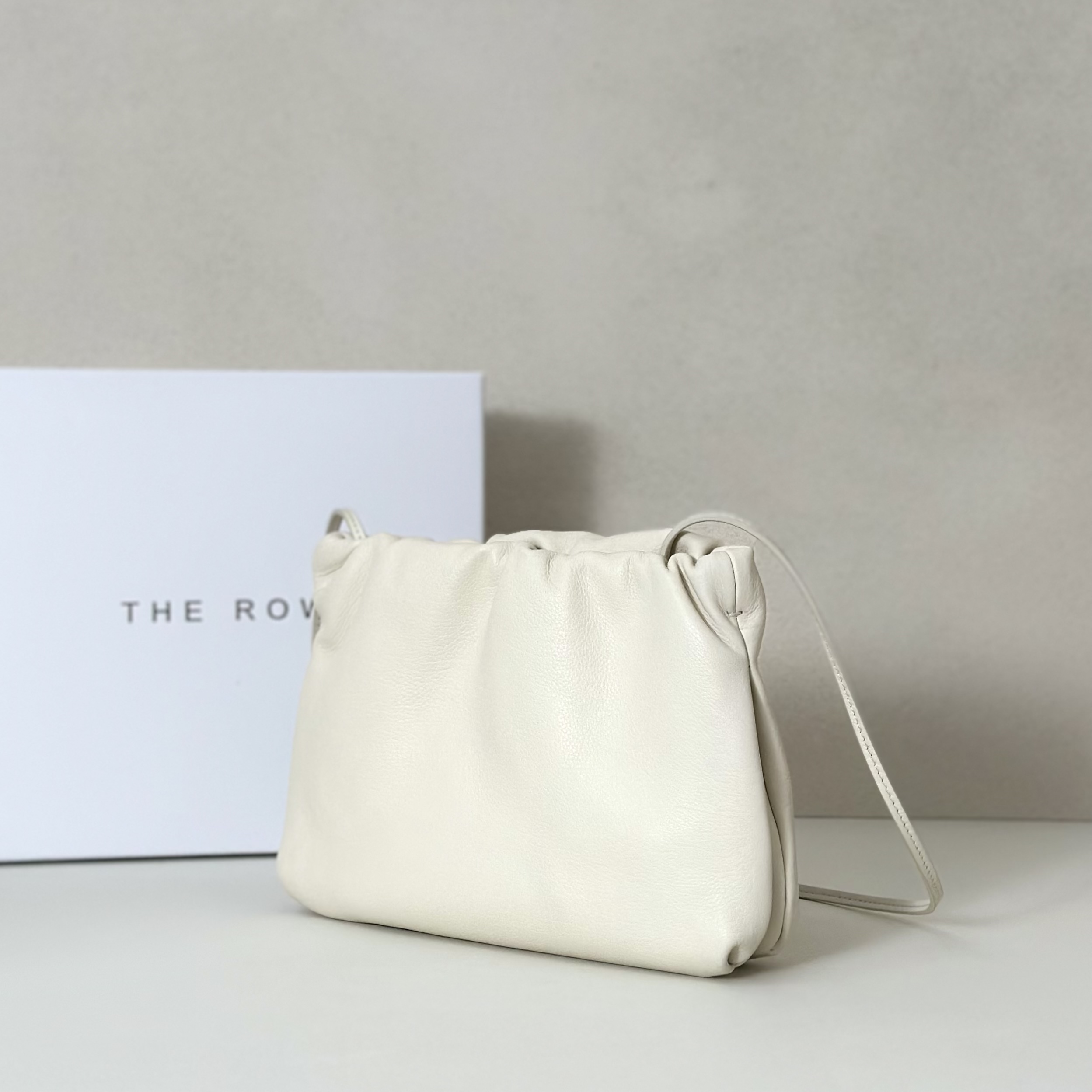 p820。Bourse 云朵包

胎牛/米白（w1280）

尺寸:长25cmX高18cmX侧宽5cm