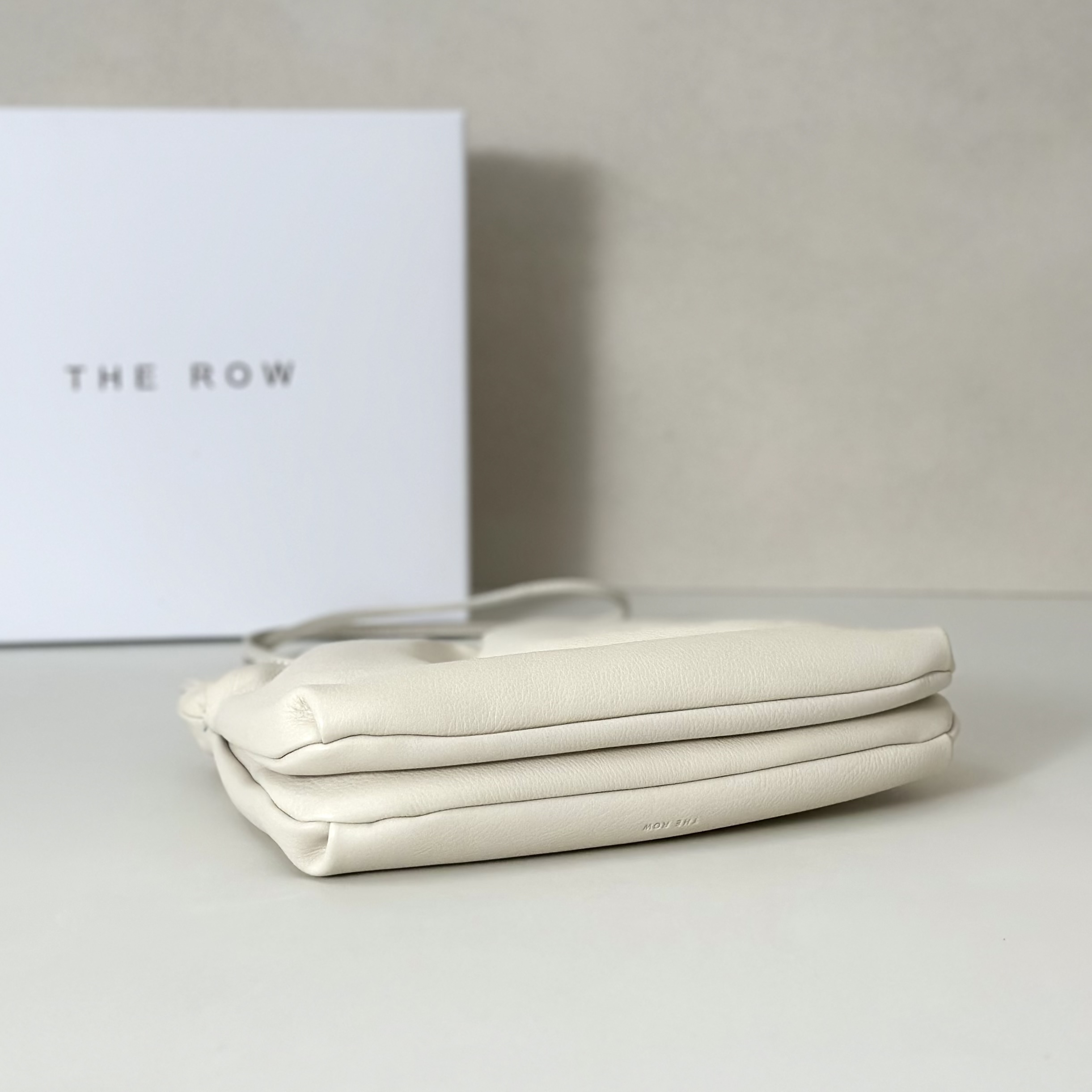 p820。Bourse 云朵包

胎牛/米白（w1280）

尺寸:长25cmX高18cmX侧宽5cm