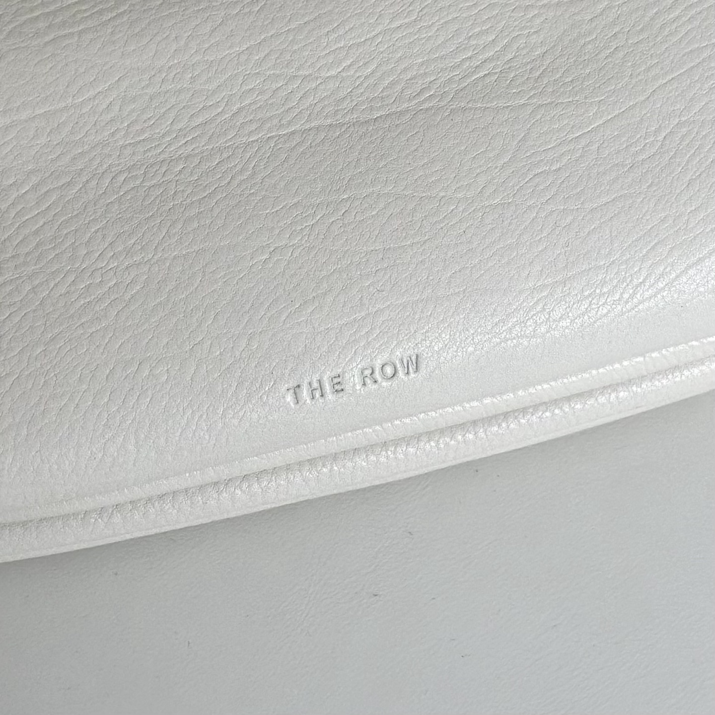 p820。Bourse 云朵包

胎牛/米白（w1280）

尺寸:长25cmX高18cmX侧宽5cm