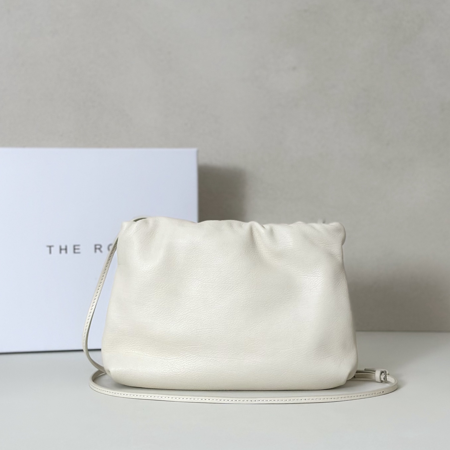 p820。Bourse 云朵包

胎牛/米白（w1280）

尺寸:长25cmX高18cmX侧宽5cm